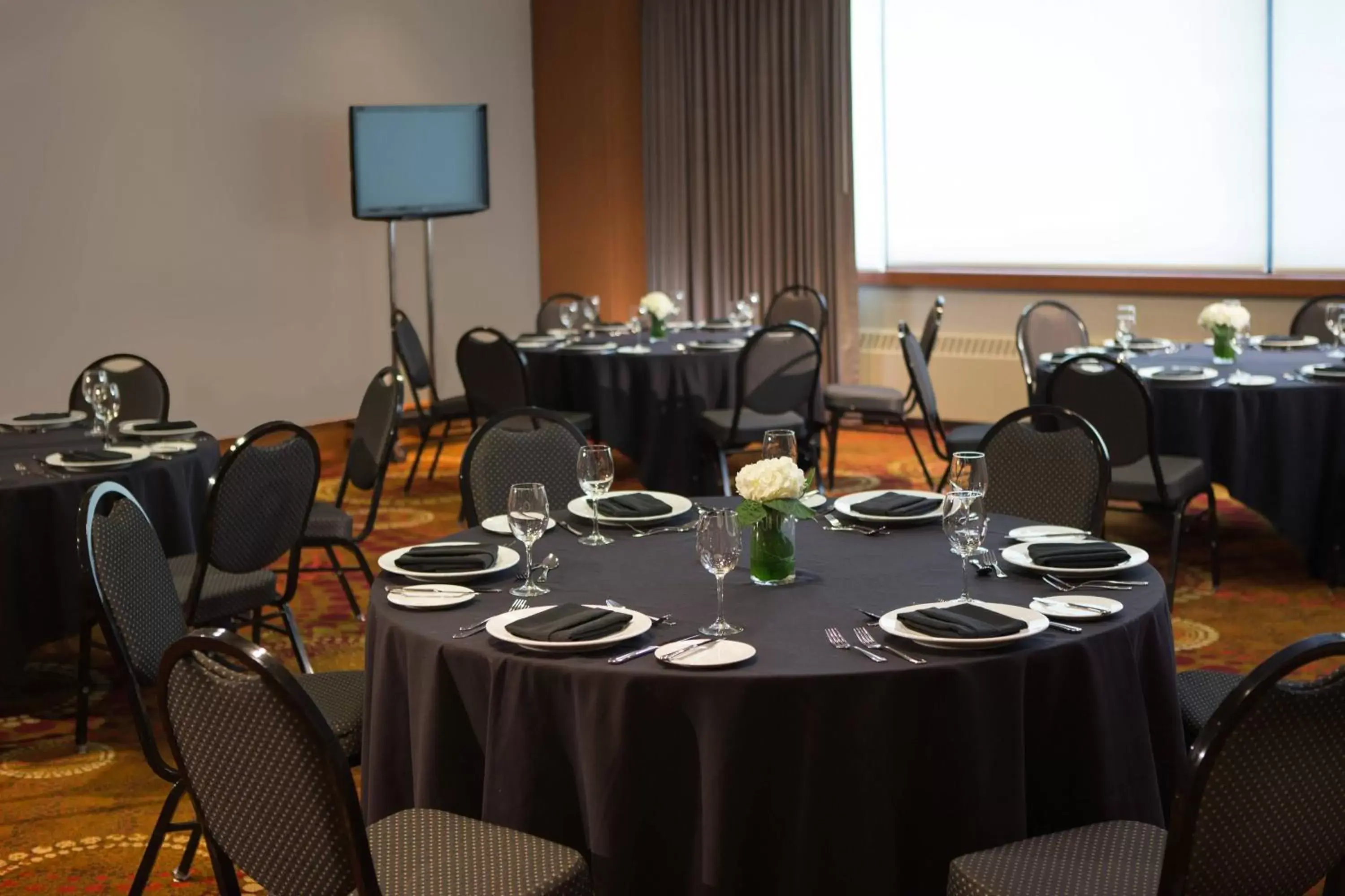 Meeting/conference room, Restaurant/Places to Eat in Calgary Marriott Downtown Hotel