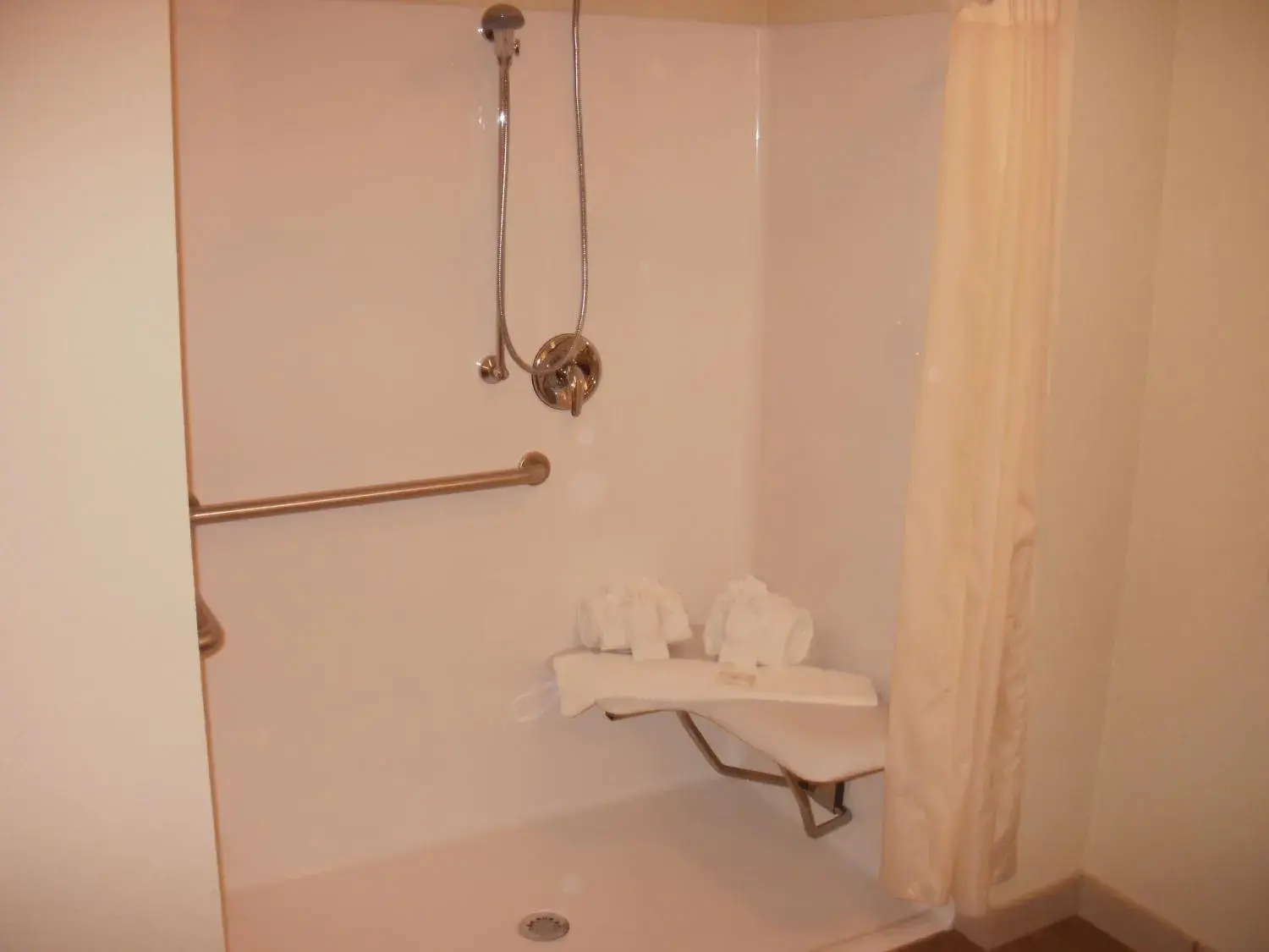 Shower, Bathroom in Mackinaw Beach And Bay All Suites Resort
