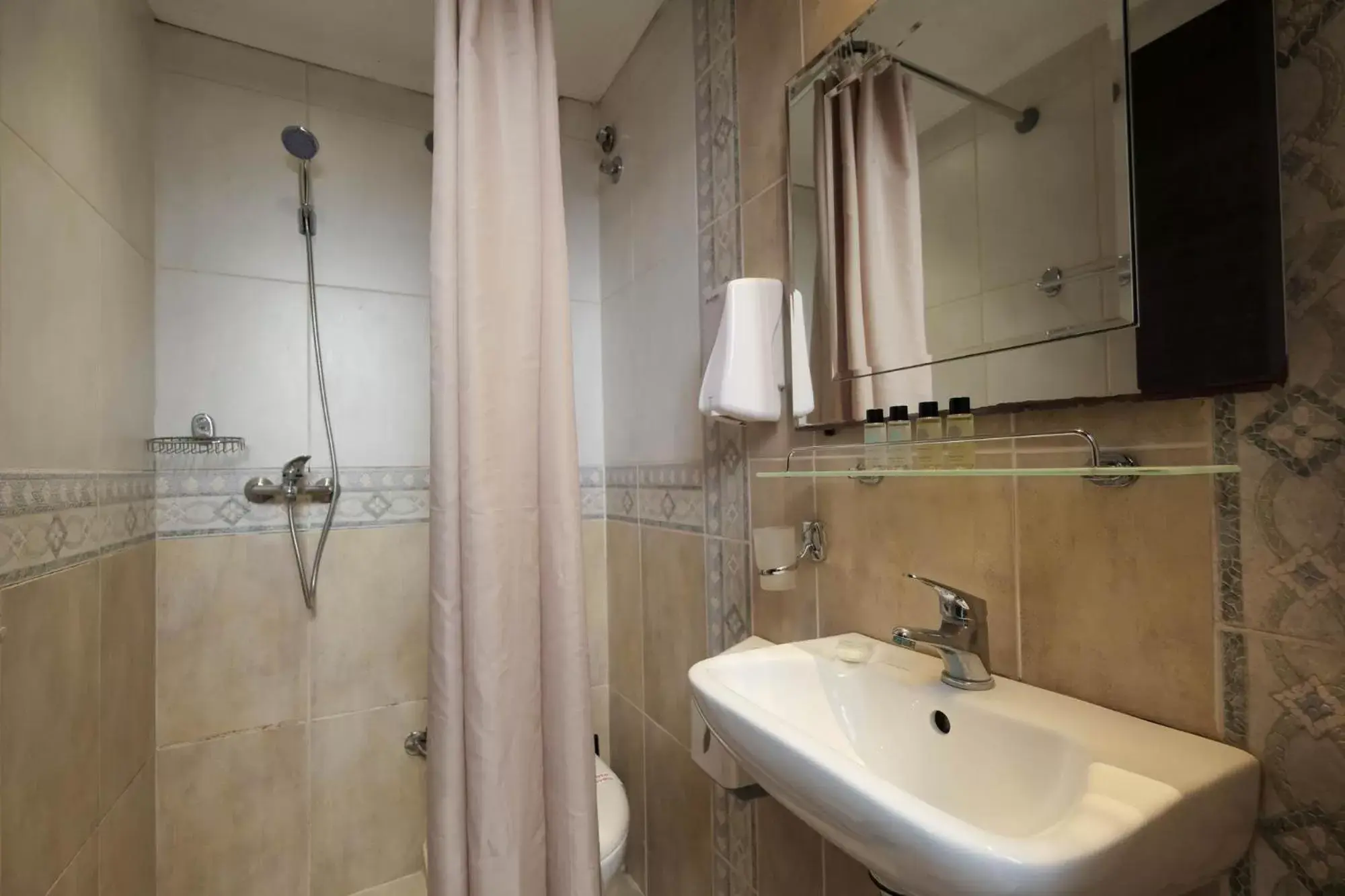 Bathroom in Hotel Ilisia