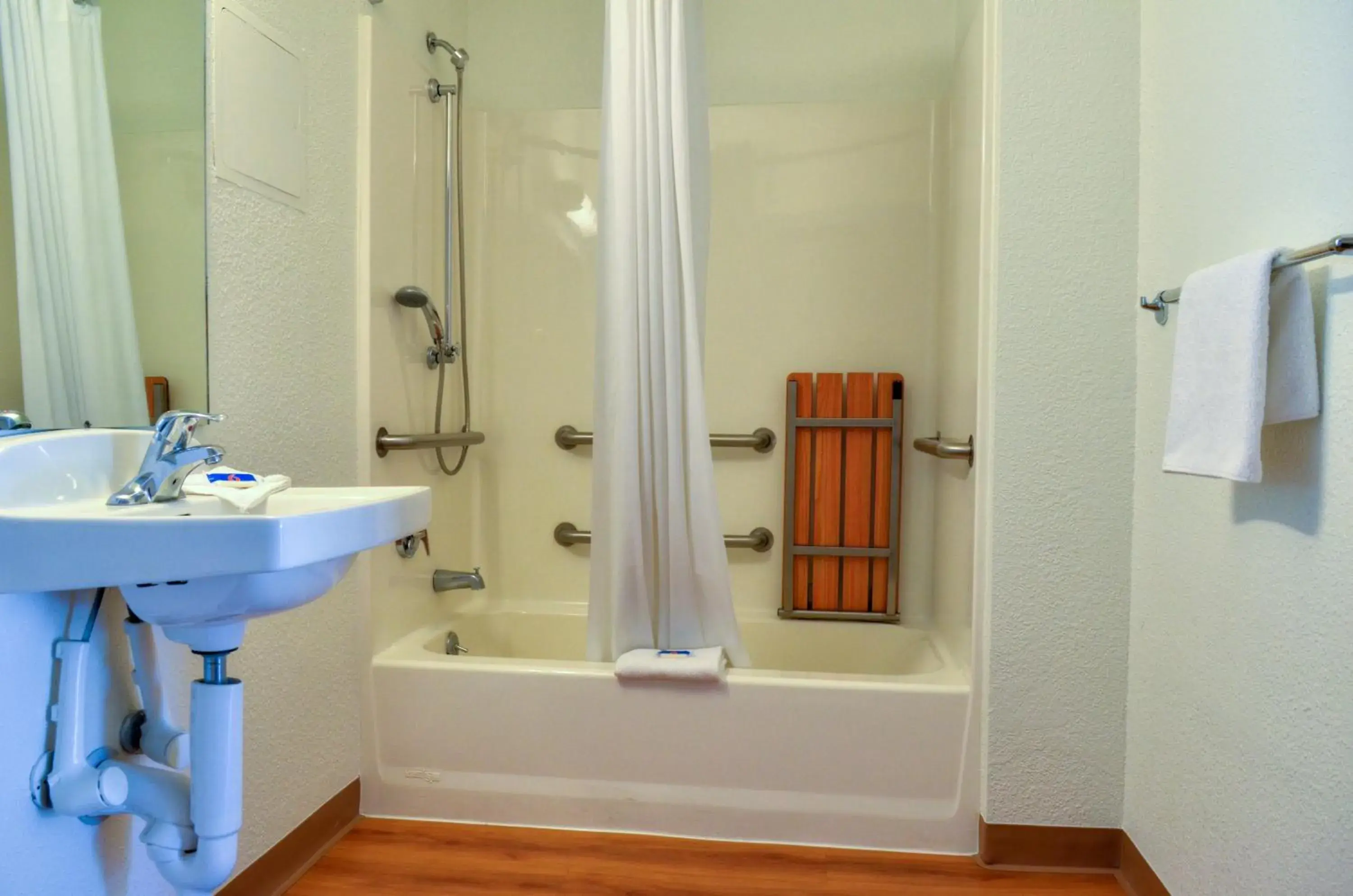 Bathroom in Motel 6 Santa Nella, CA - Los Banos - Interstate 5