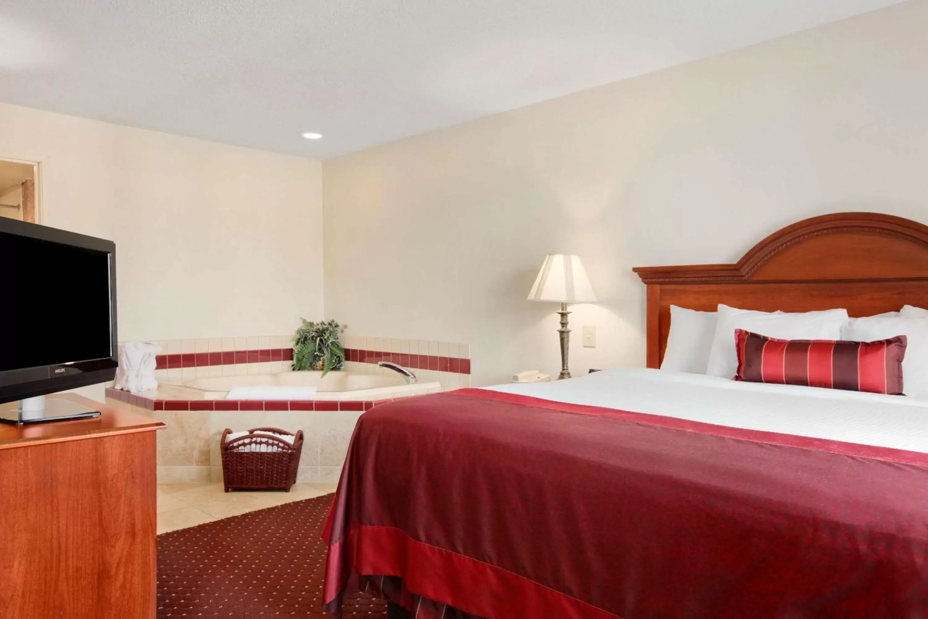 Photo of the whole room, Bed in Wingate by Wyndham Parkersburg - Vienna