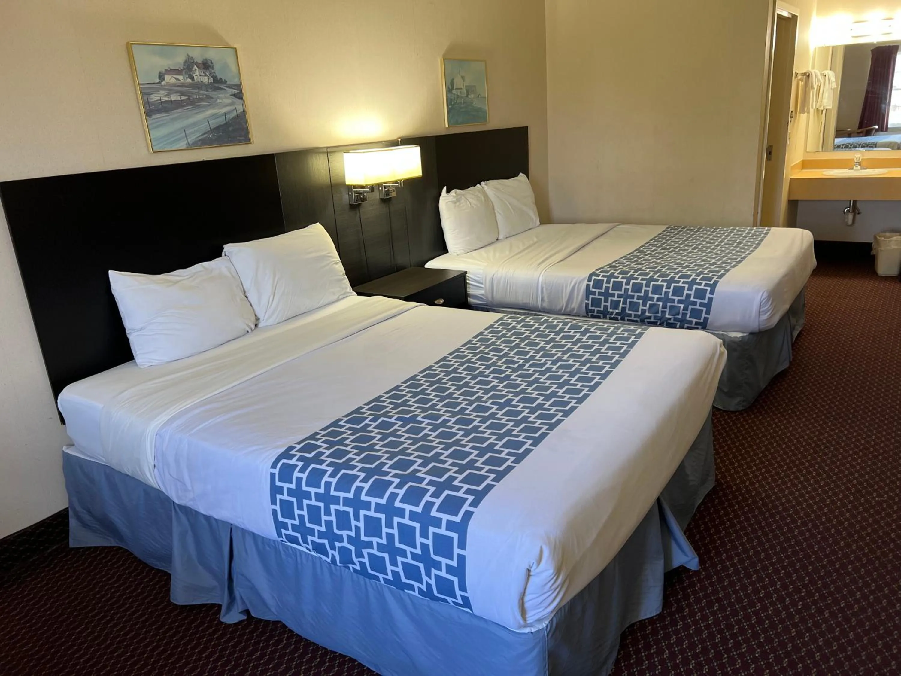 Bed in Olde Amish Inn