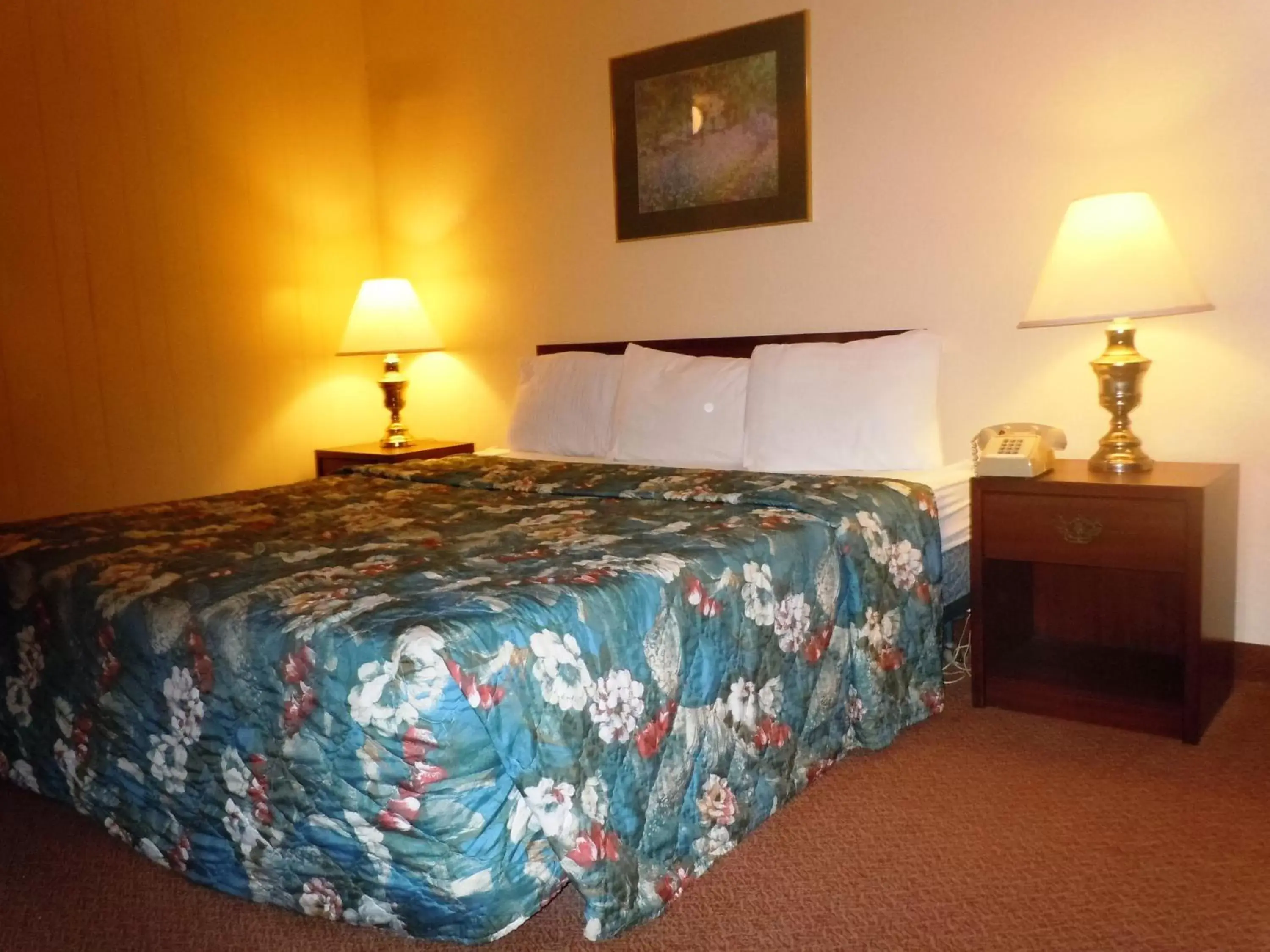 Bed in Red Lion Inn & Suites Yakima