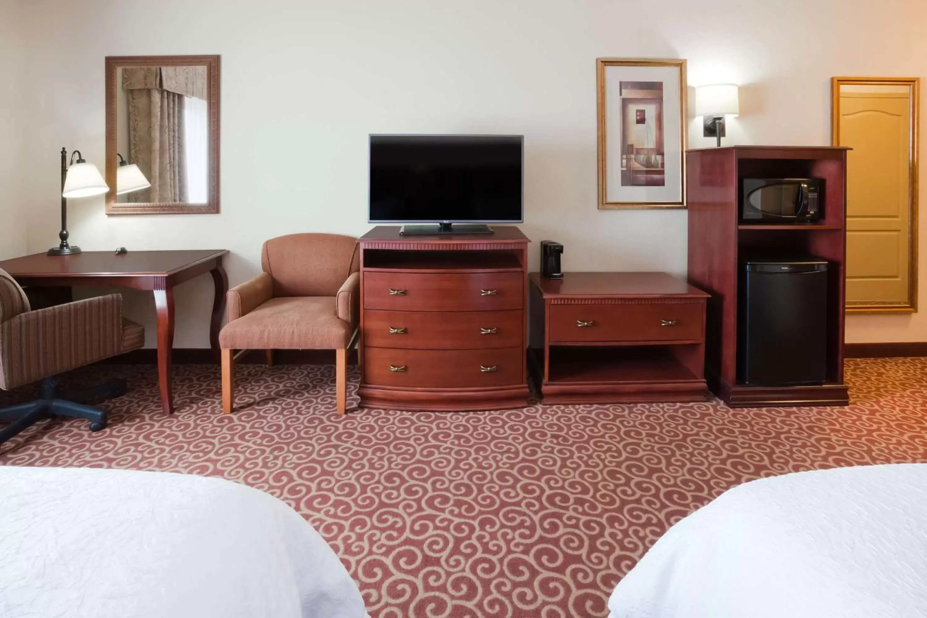 Bathroom, TV/Entertainment Center in Hampton Inn Fairmont