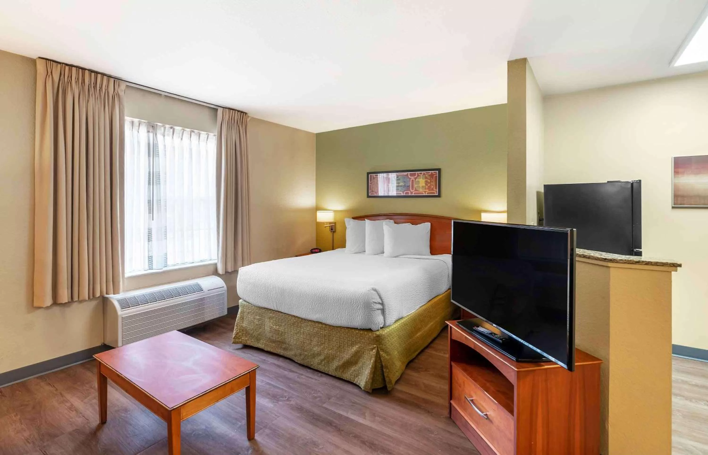 Bedroom, Bed in Extended Stay America Suites - Norfolk - Virginia Beach