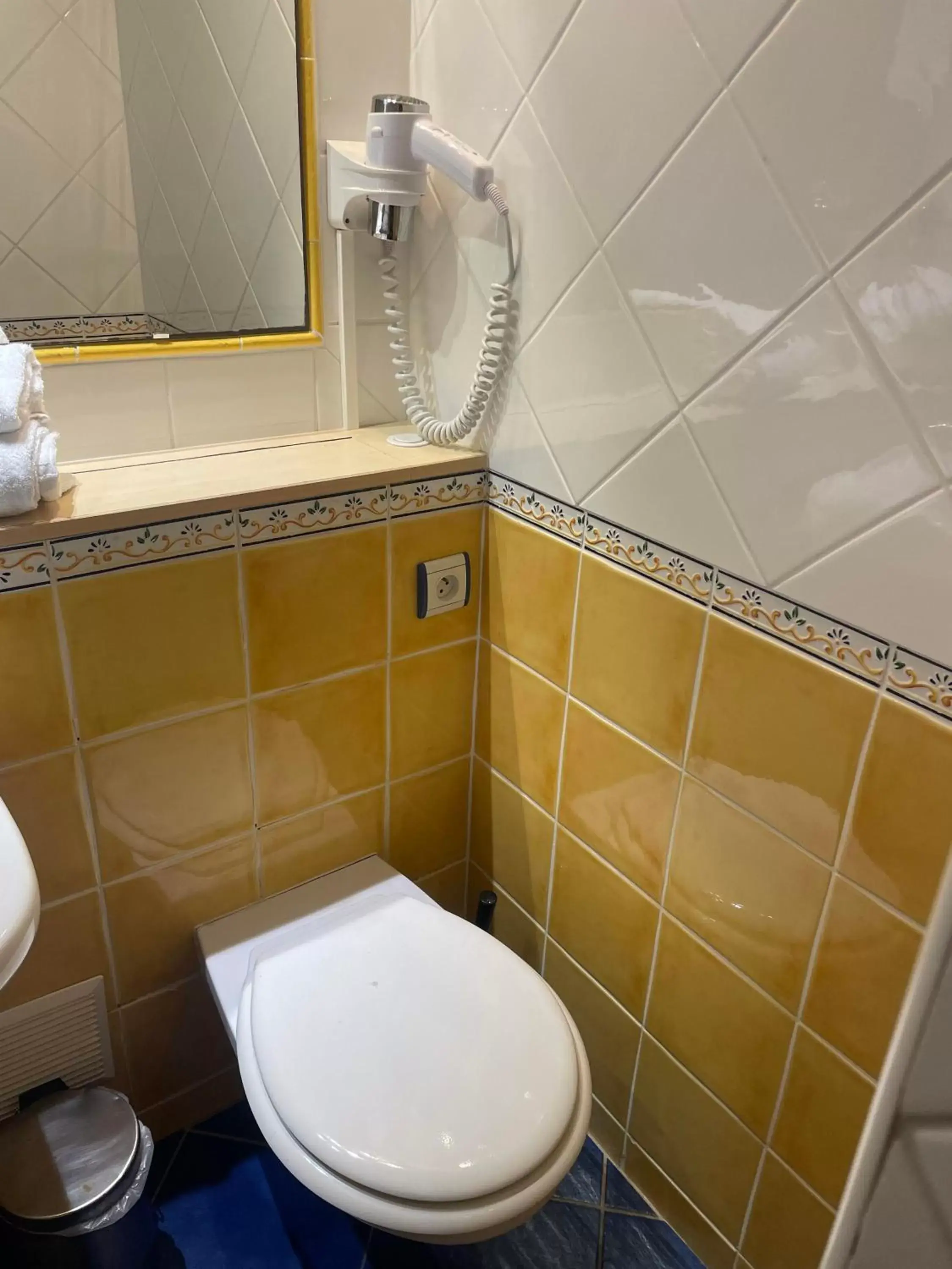 Bathroom in The Originals City, Hôtel Armony, Dijon Sud (Inter-Hotel)