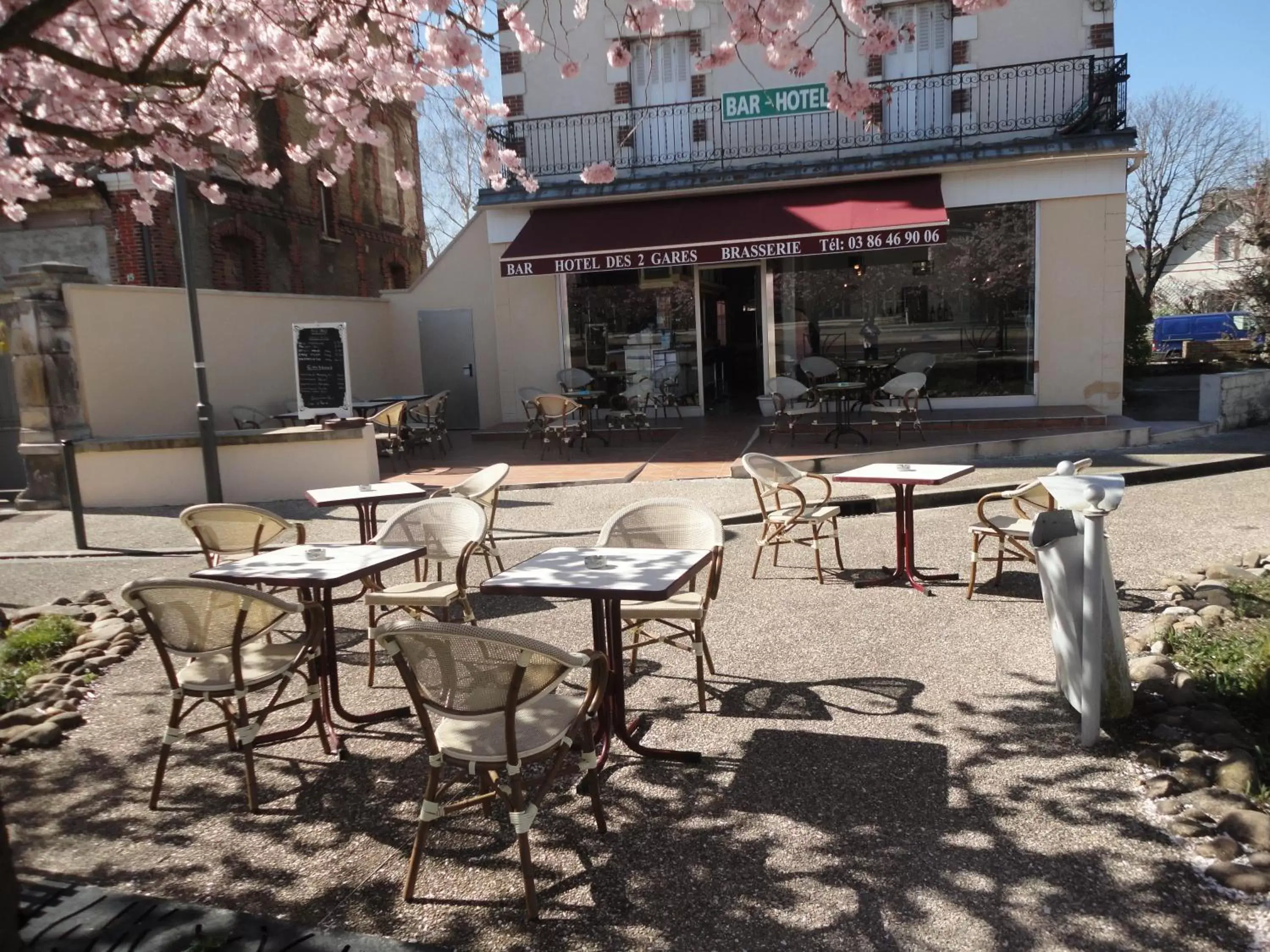 Patio, Restaurant/Places to Eat in Hôtel des 2 Gares