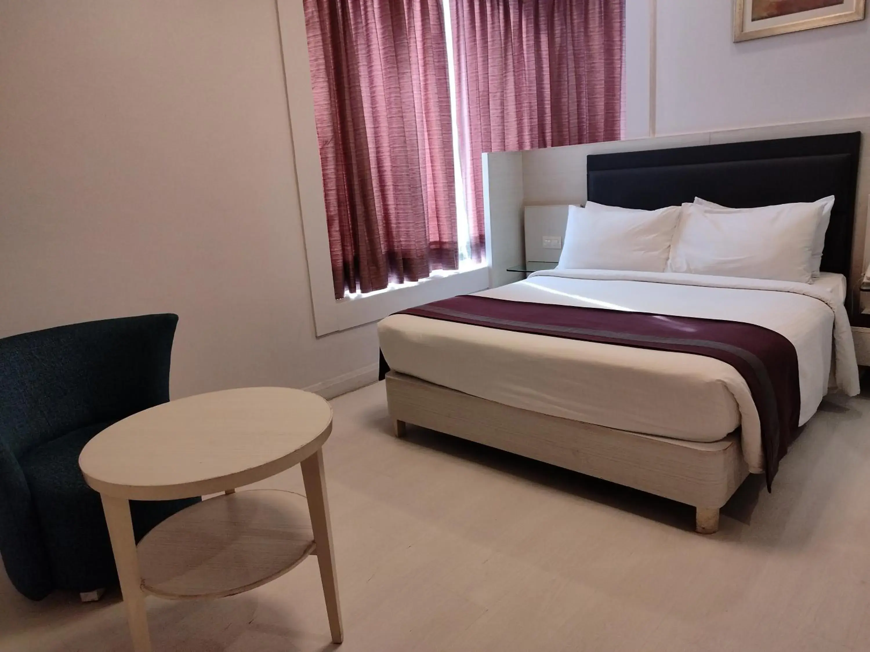 Bed in Sarovar Portico Naraina, Hotel
