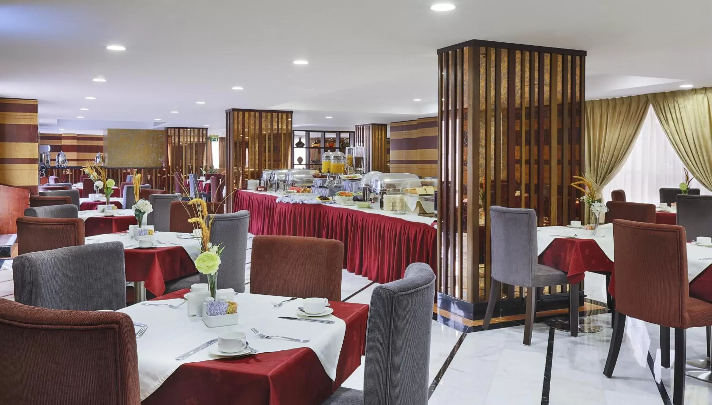 Restaurant/Places to Eat in Gateway Hotel
