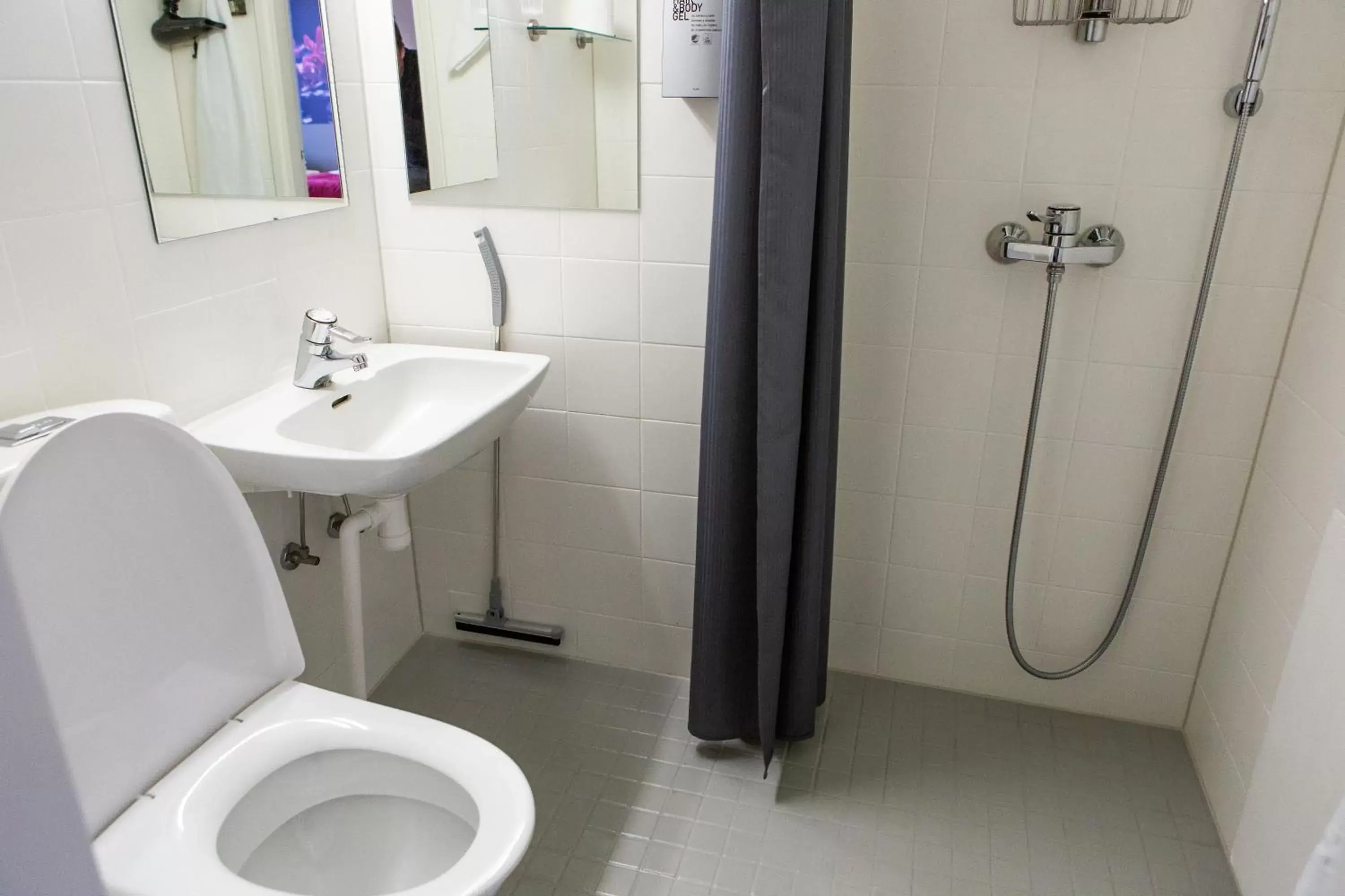 Shower, Bathroom in Hotel Amado