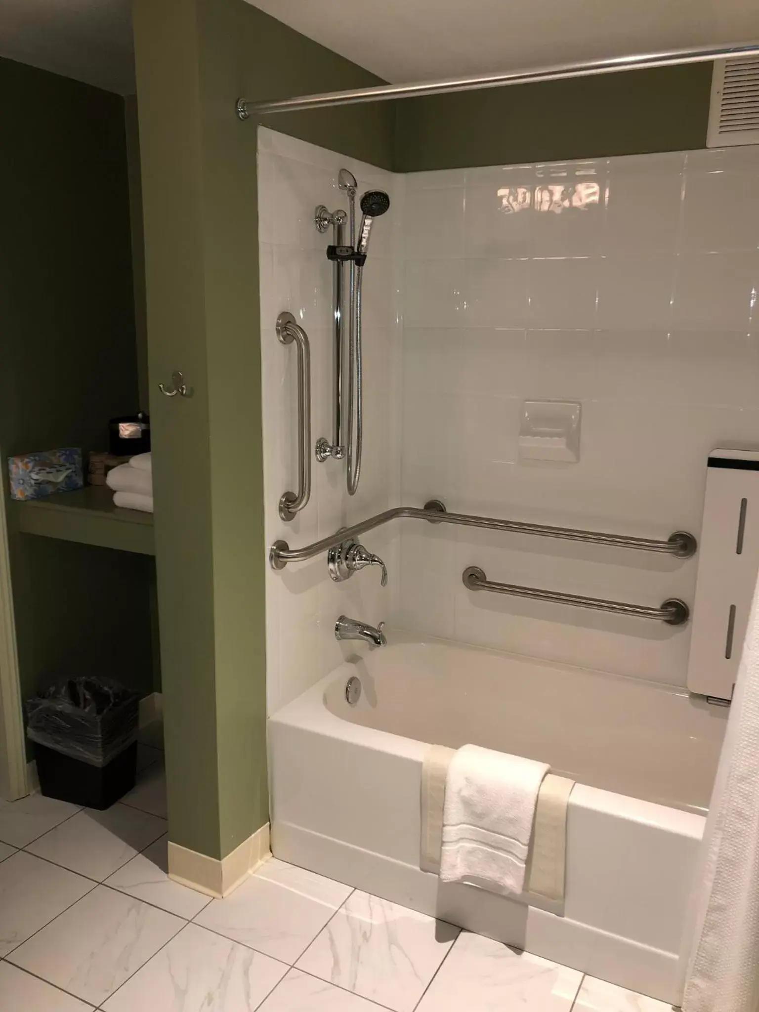 Shower, Bathroom in Maple Tree Inn