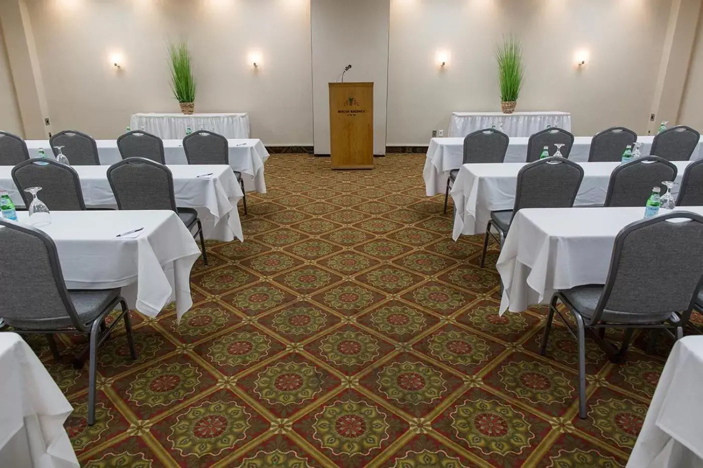 Banquet/Function facilities in Rogue Regency Inn & Suites