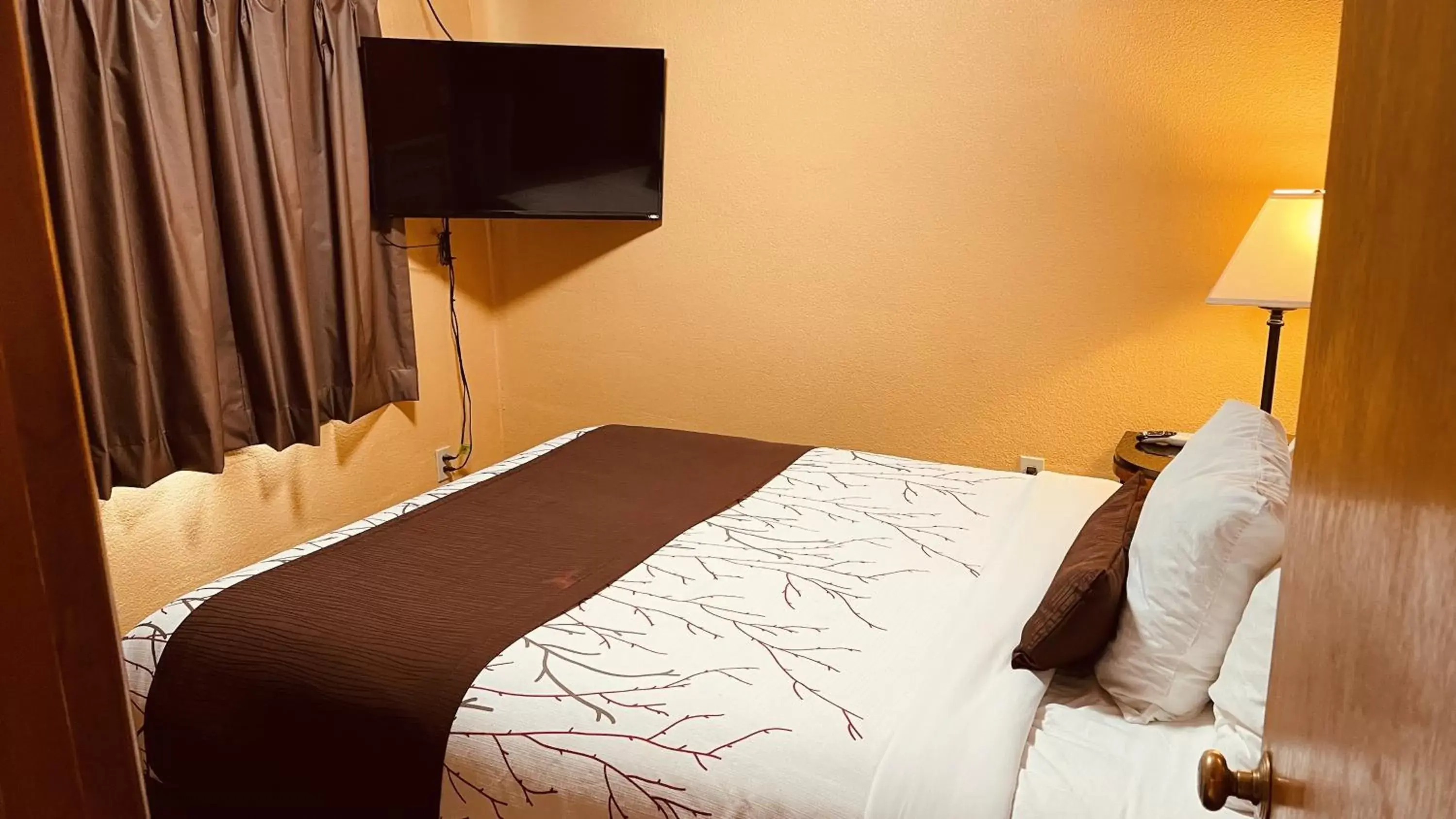 TV and multimedia, Bed in Apple Inn Motel