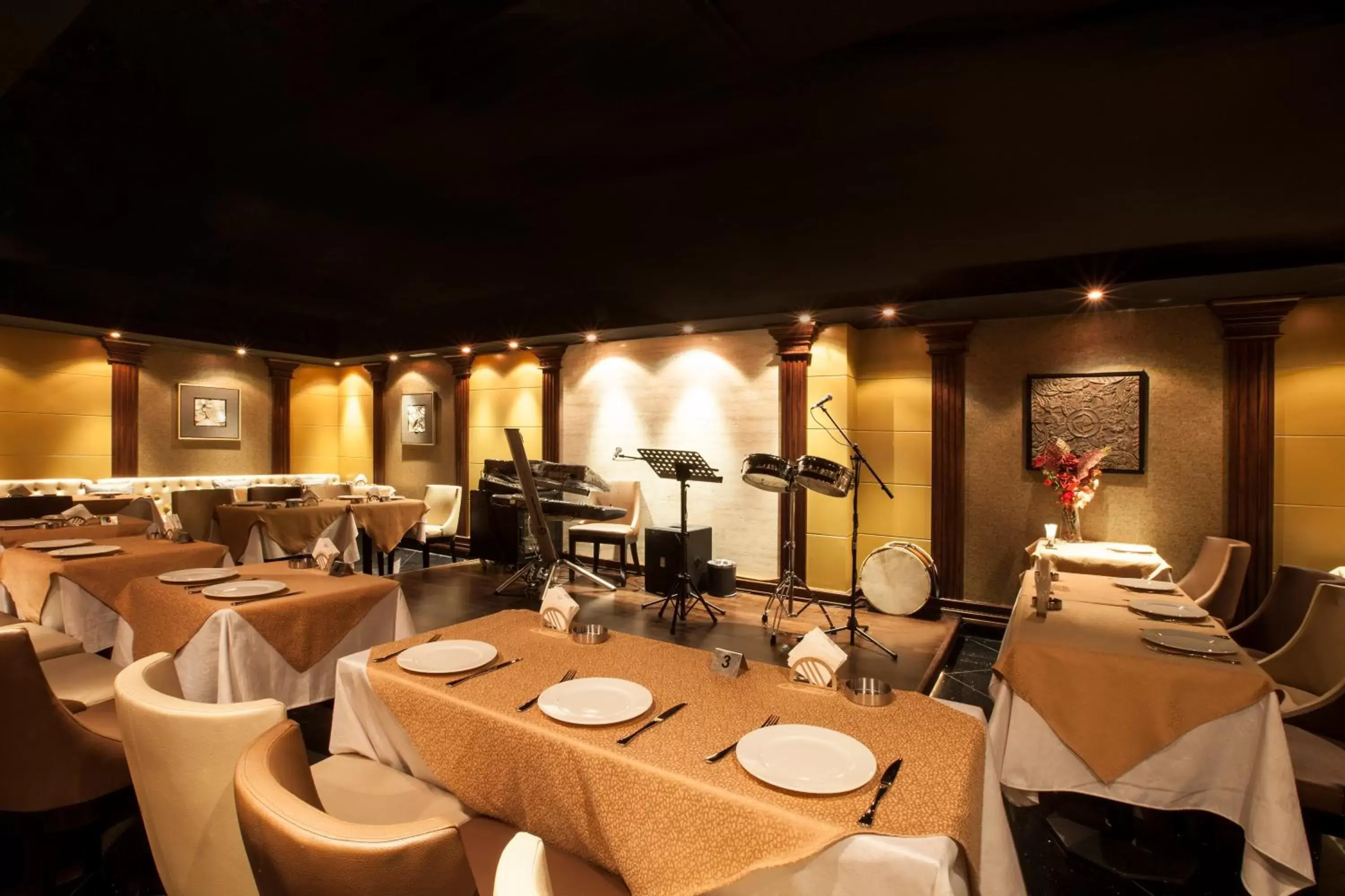 Nightclub / DJ, Restaurant/Places to Eat in Al Sarab Hotel