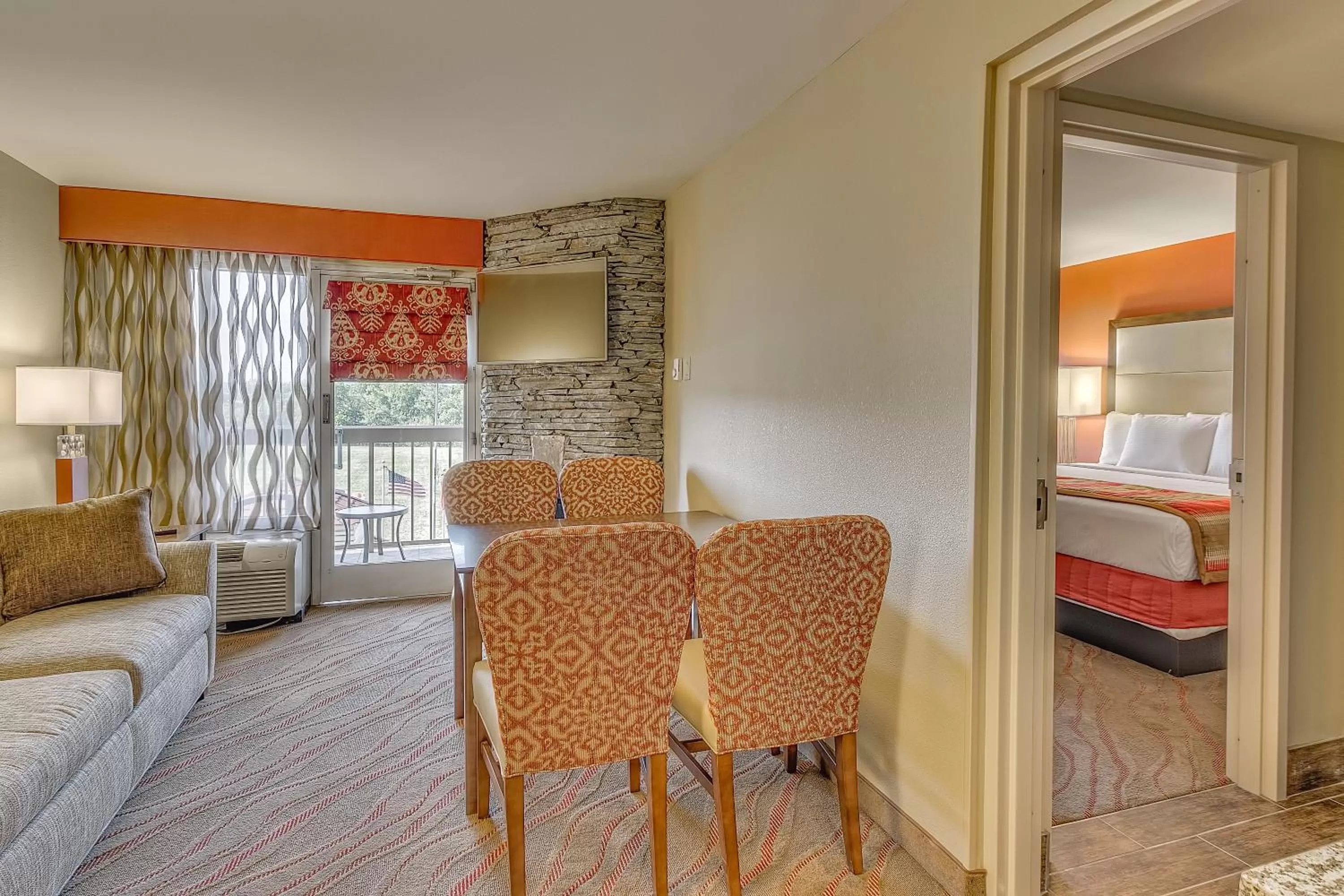 Living room, Bed in La Quinta by Wyndham Pigeon Forge