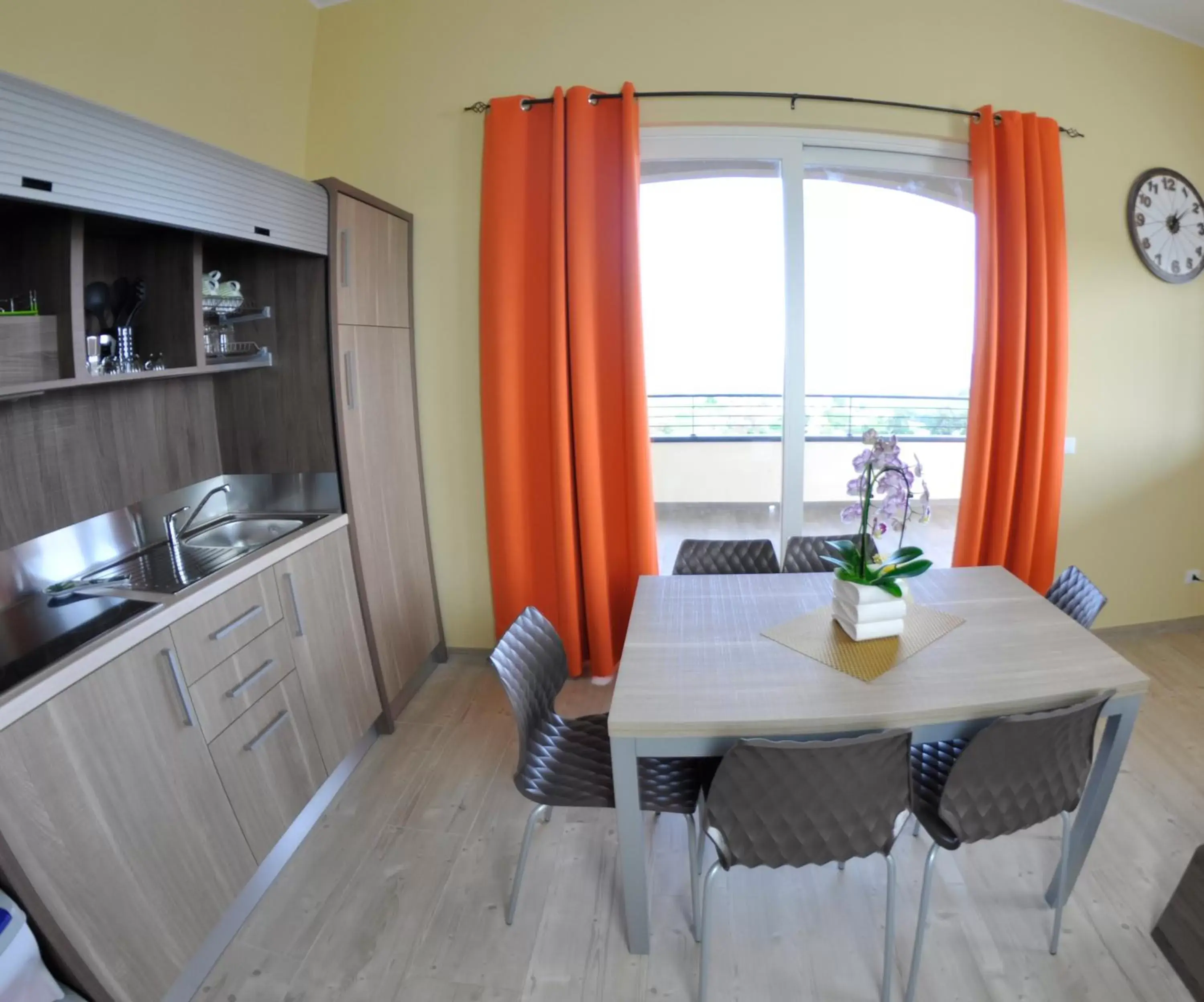 Kitchen or kitchenette, Dining Area in Cataleya Resort & Spa