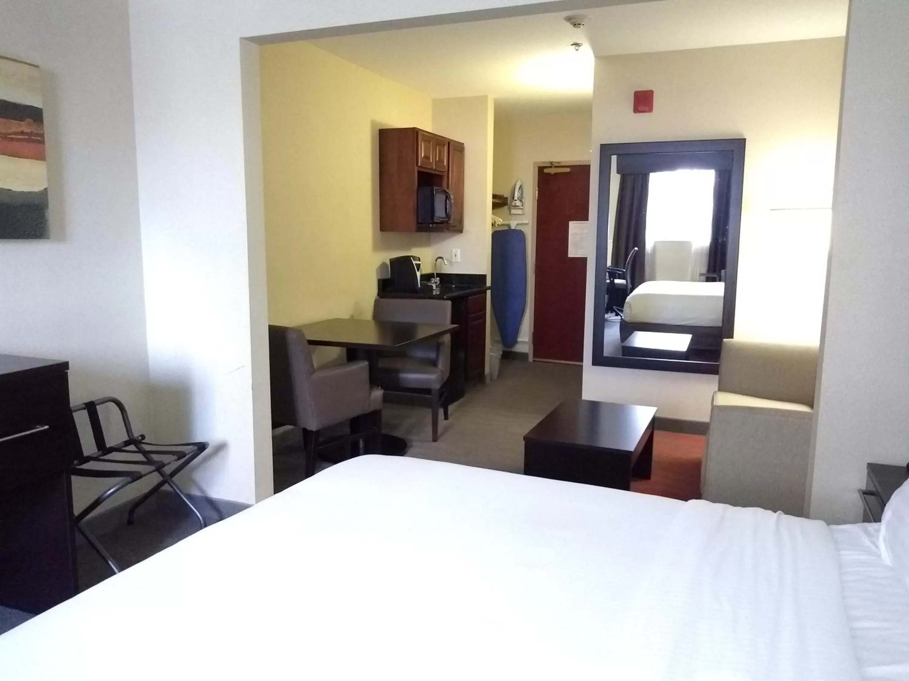 Photo of the whole room, Bed in Holiday Inn Express Hotel & Suites Waterford by IHG