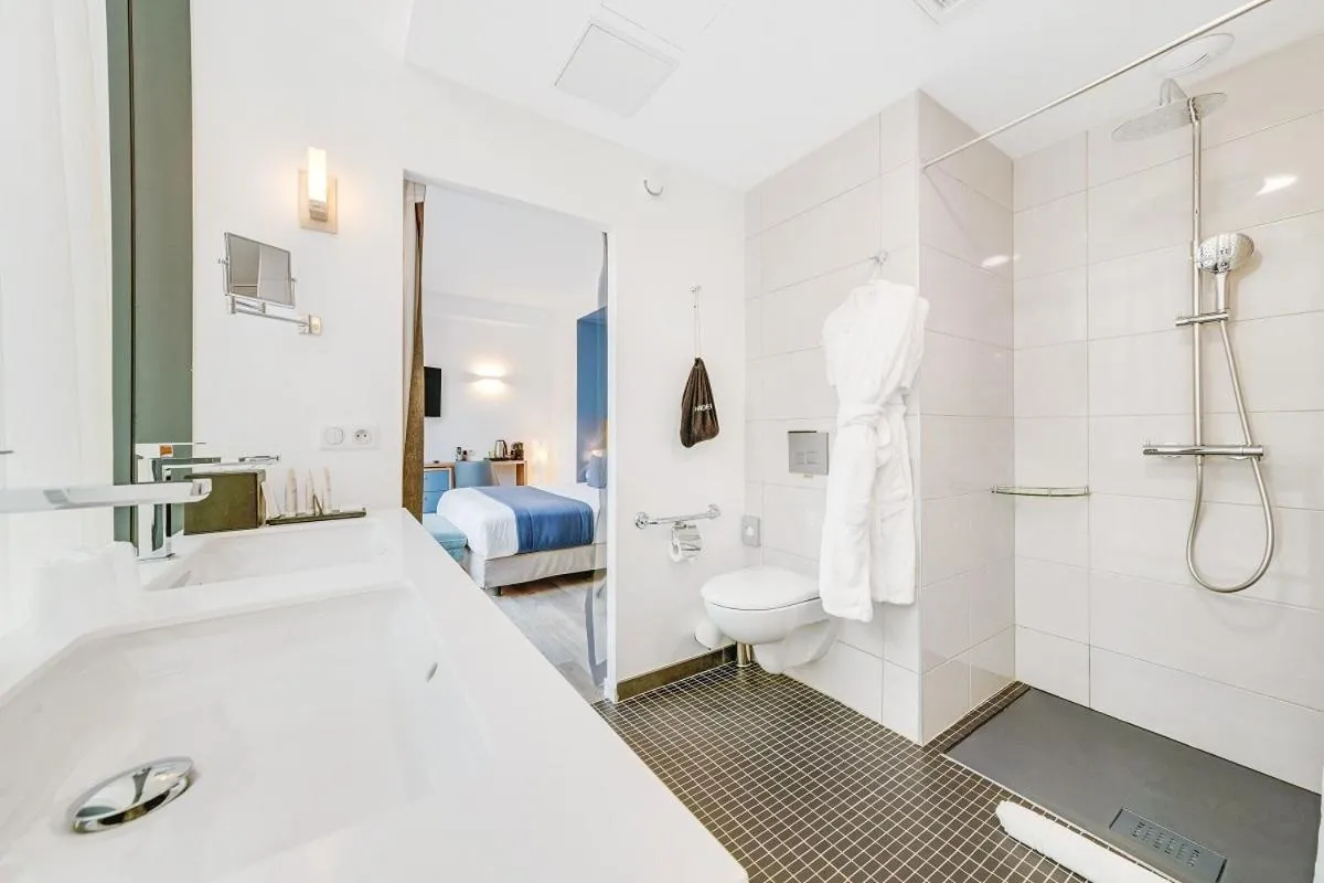 Bathroom, Bed in Hôtel Villa Eiffel Mademoiselle