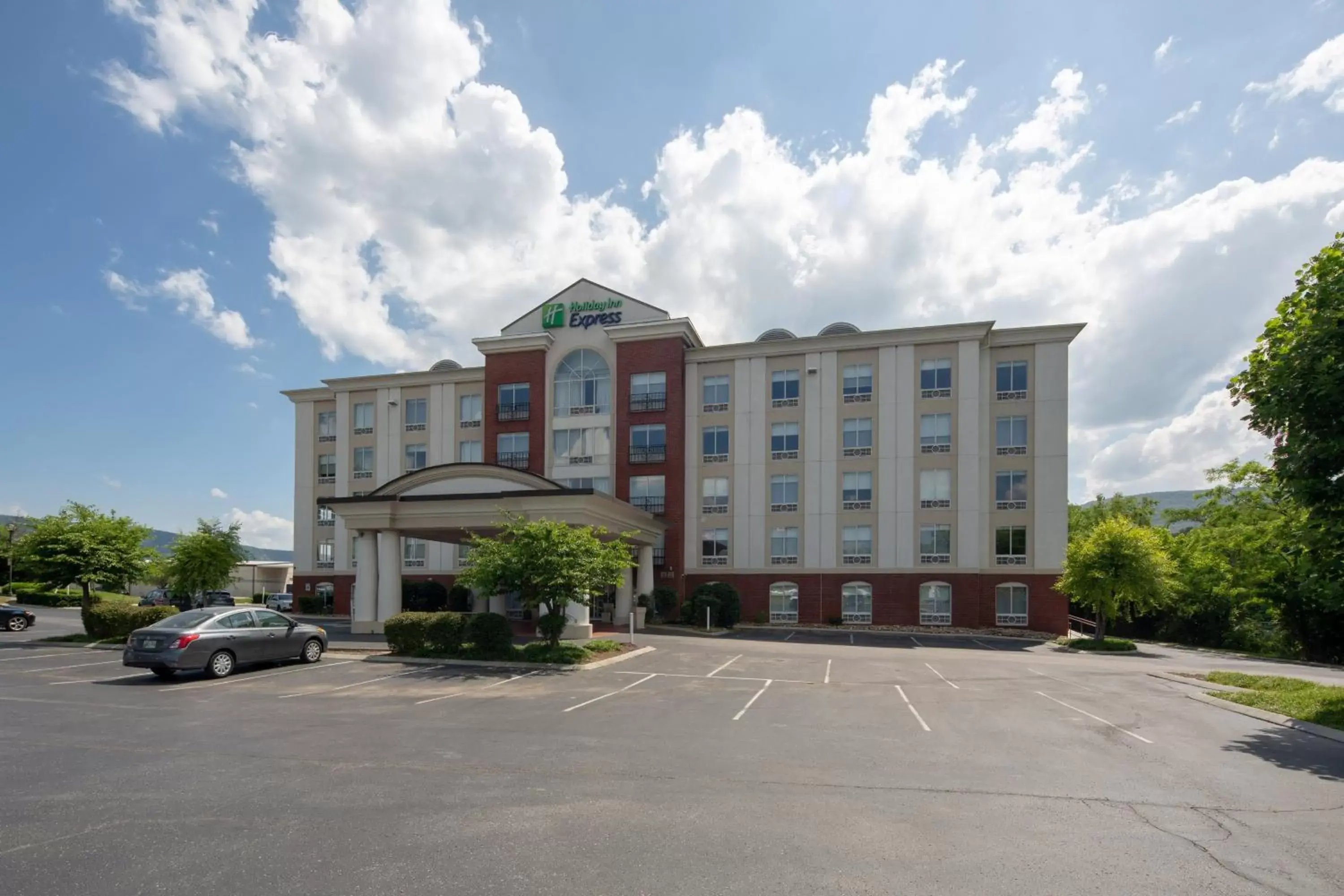 Property Building in Holiday Inn Express Hotel & Suites Chattanooga-Lookout Mountain, an IHG Hotel