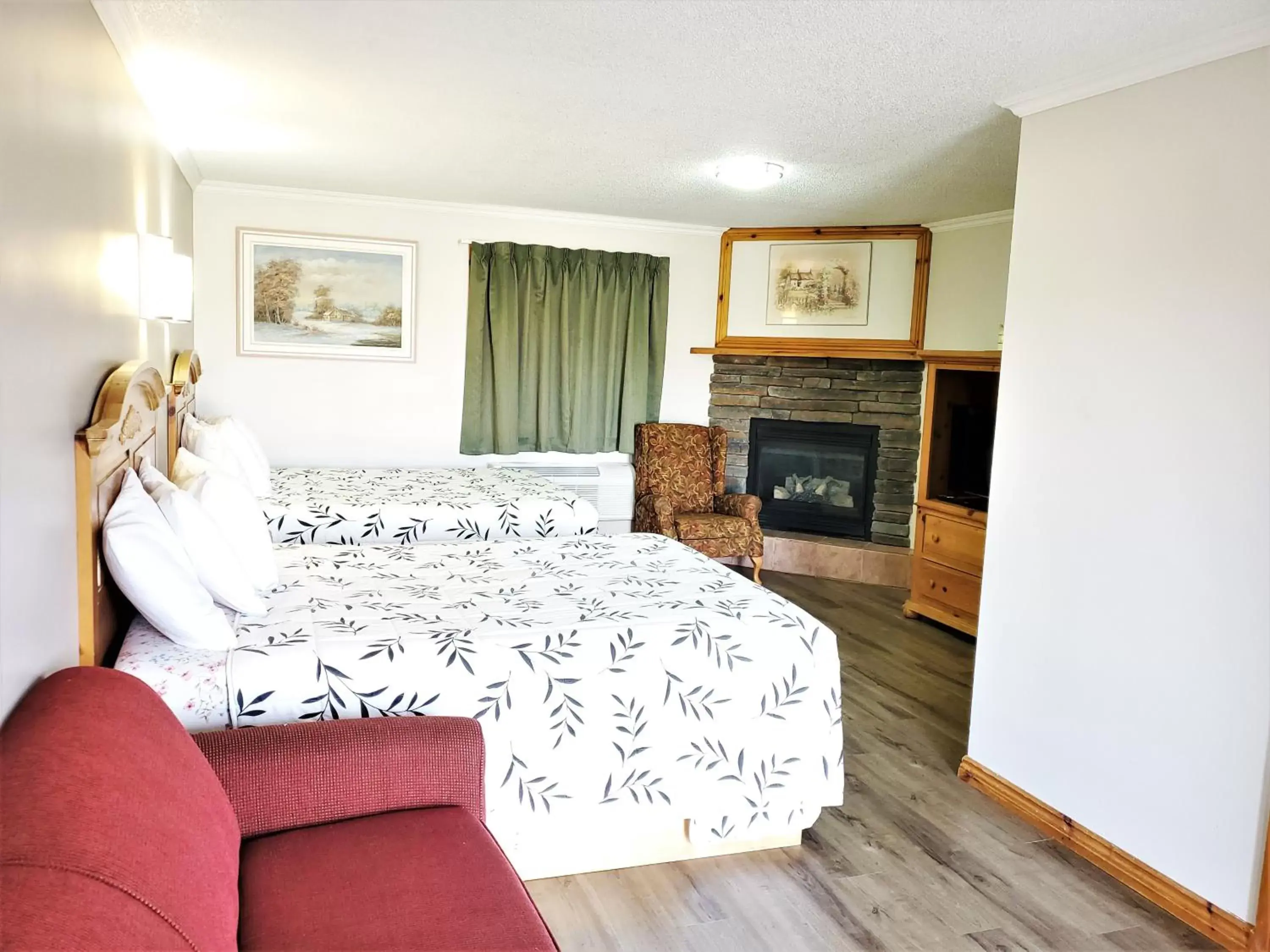 Bed in Knights Inn Colonial Fireside Inn