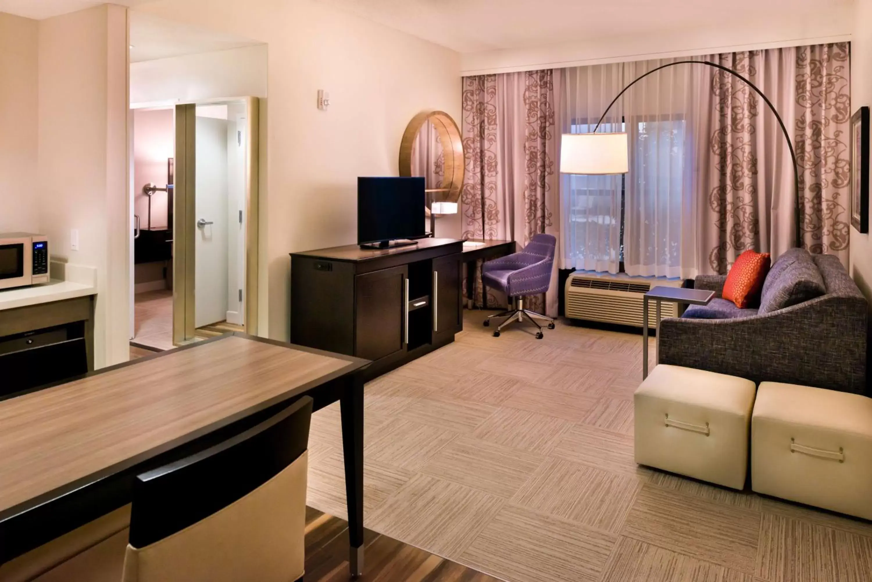 Living room, TV/Entertainment Center in Hampton Inn & Suites Orlando-East UCF