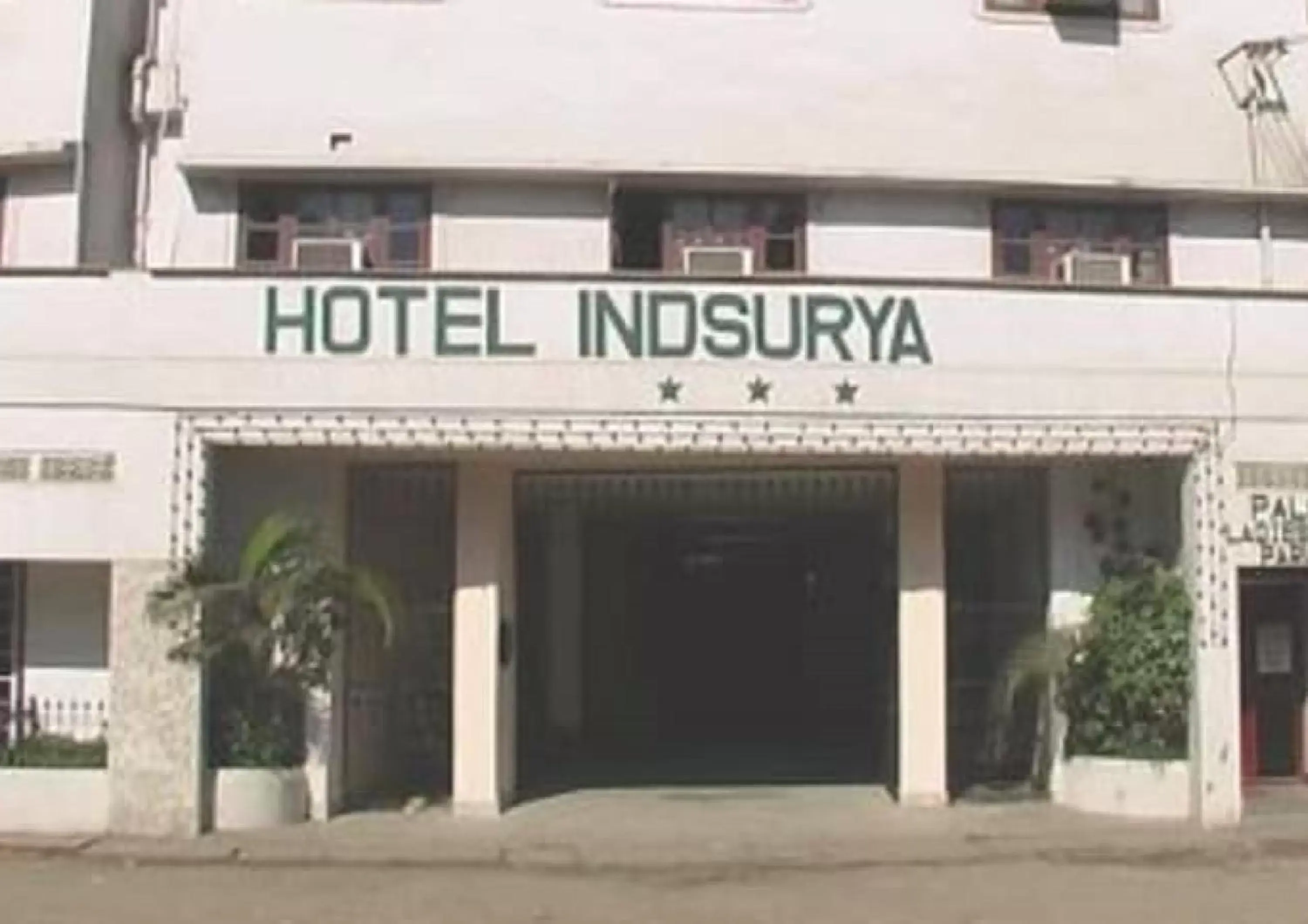 Facade/entrance in Hotel Indsurya Facade/entrance in Hotel Indsurya