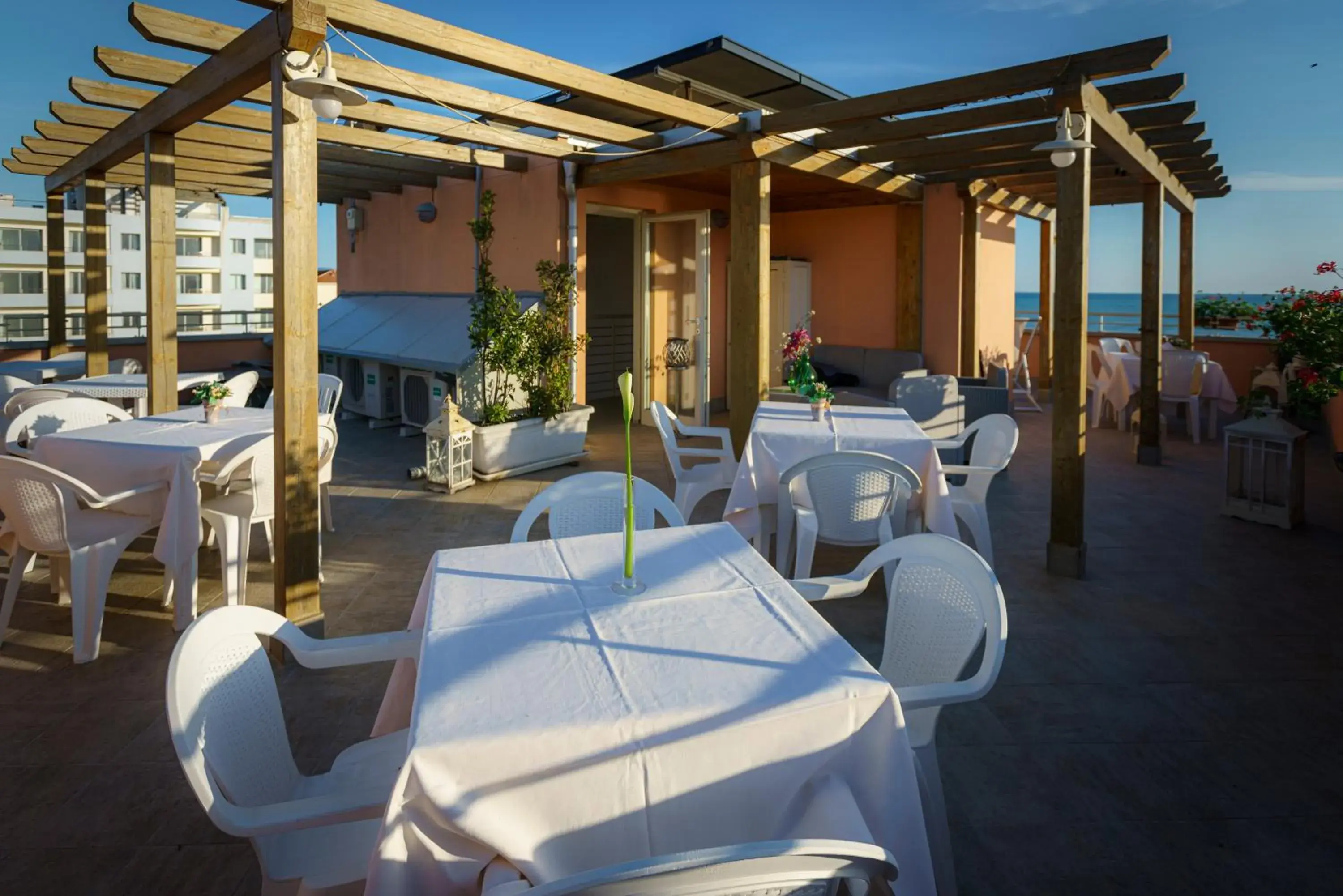 Solarium, Restaurant/Places to Eat in Albergo La Lampara