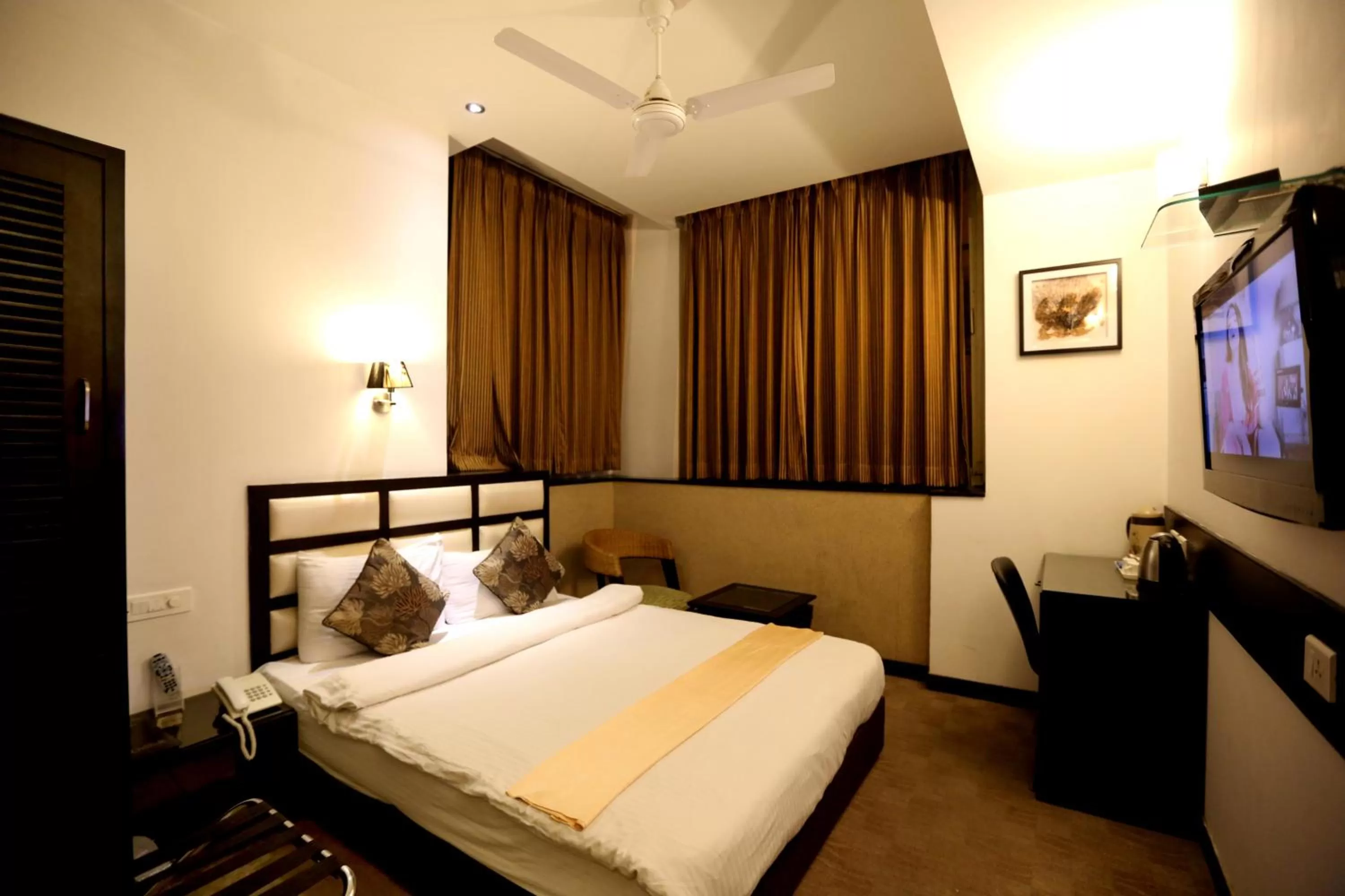 Photo of the whole room, Bed in Hotel Oyster