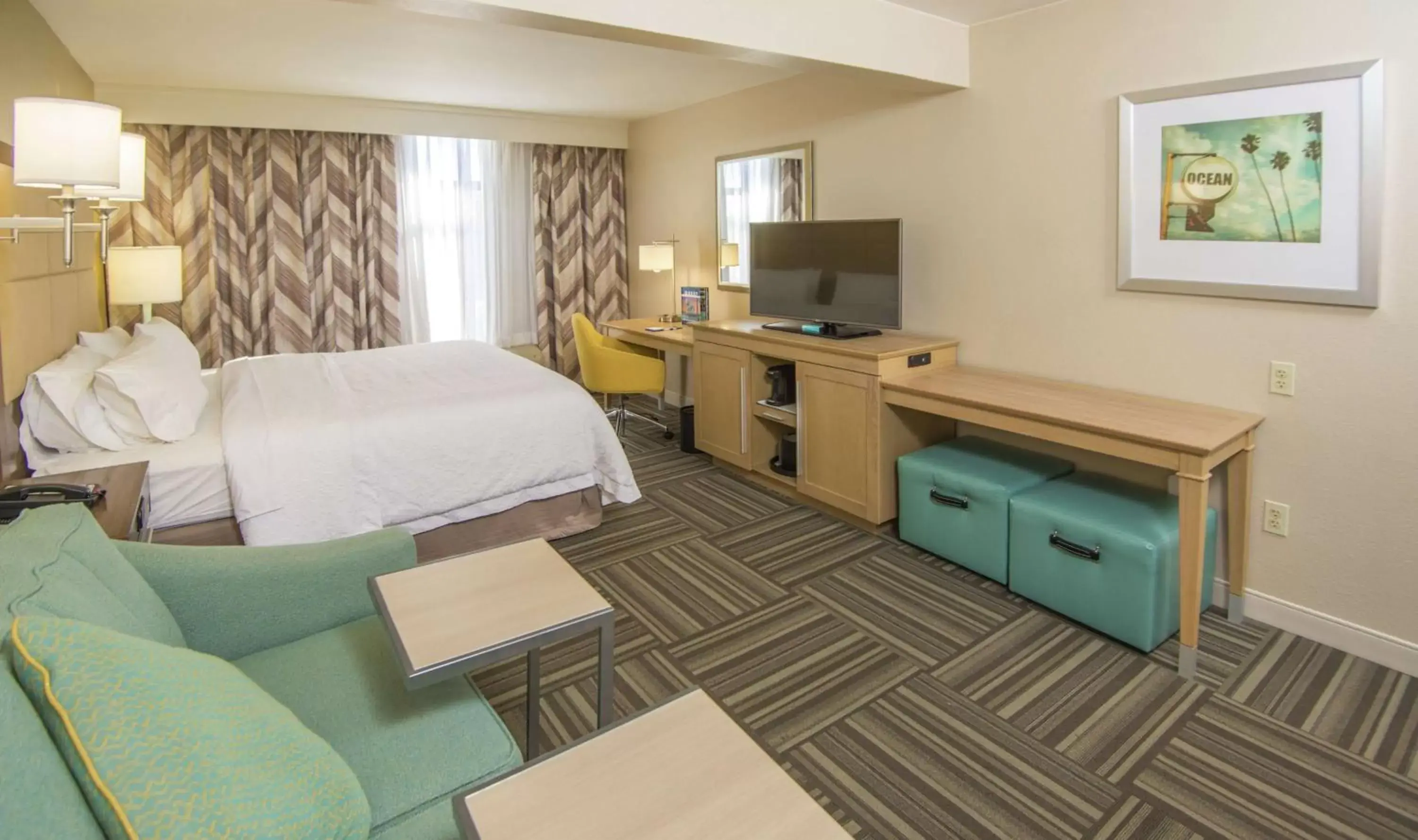 Bedroom, TV/Entertainment Center in Hampton Inn Jacksonville South/I-95 at JTB