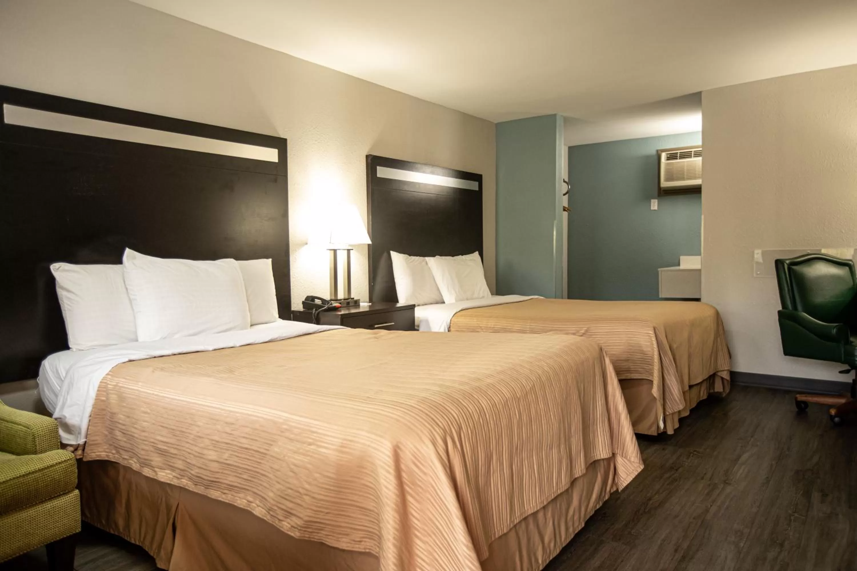 Photo of the whole room, Bed in Knights Inn Mount Airy