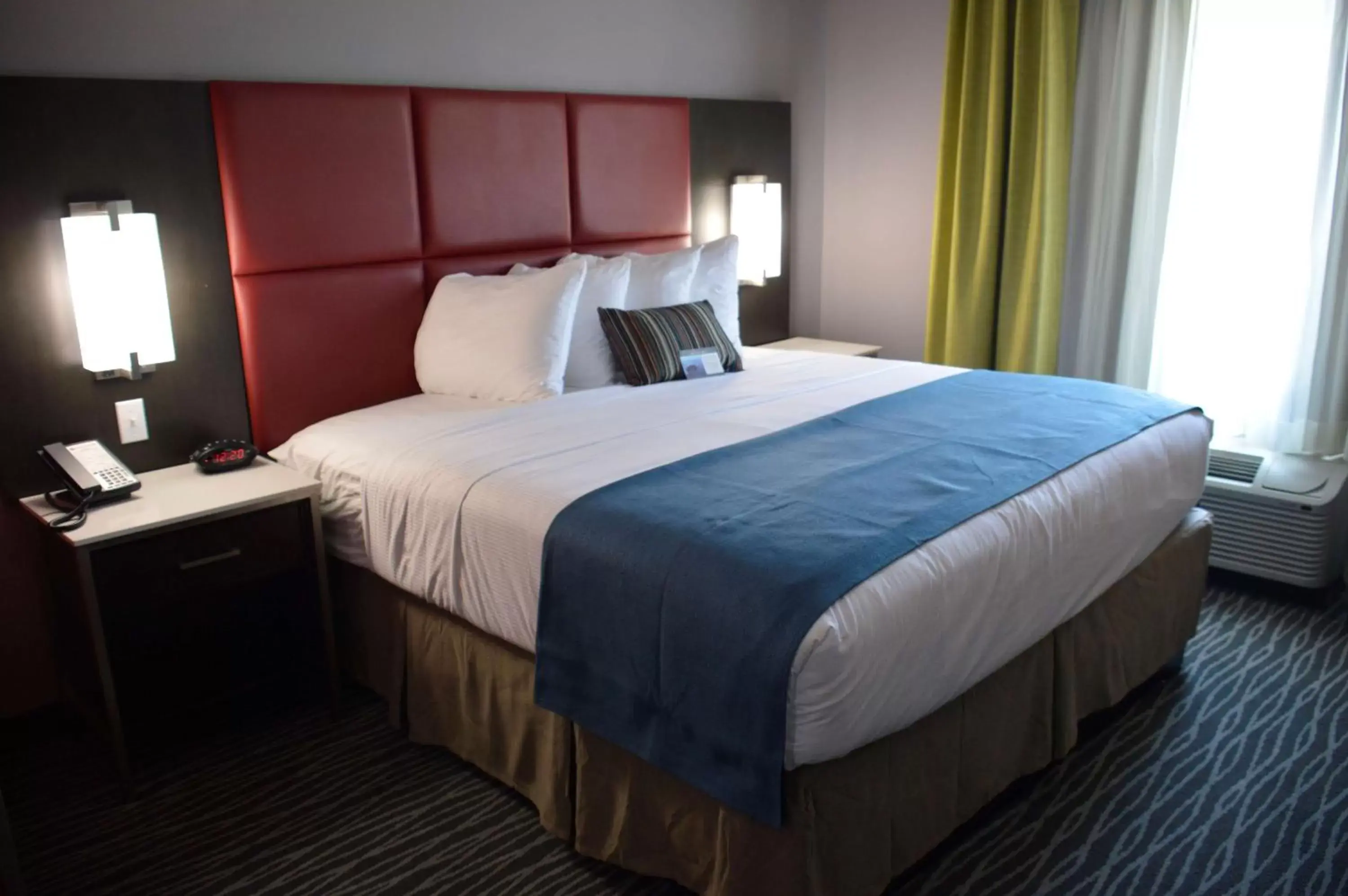 Photo of the whole room, Bed in Best Western Plus Airport Inn & Suites