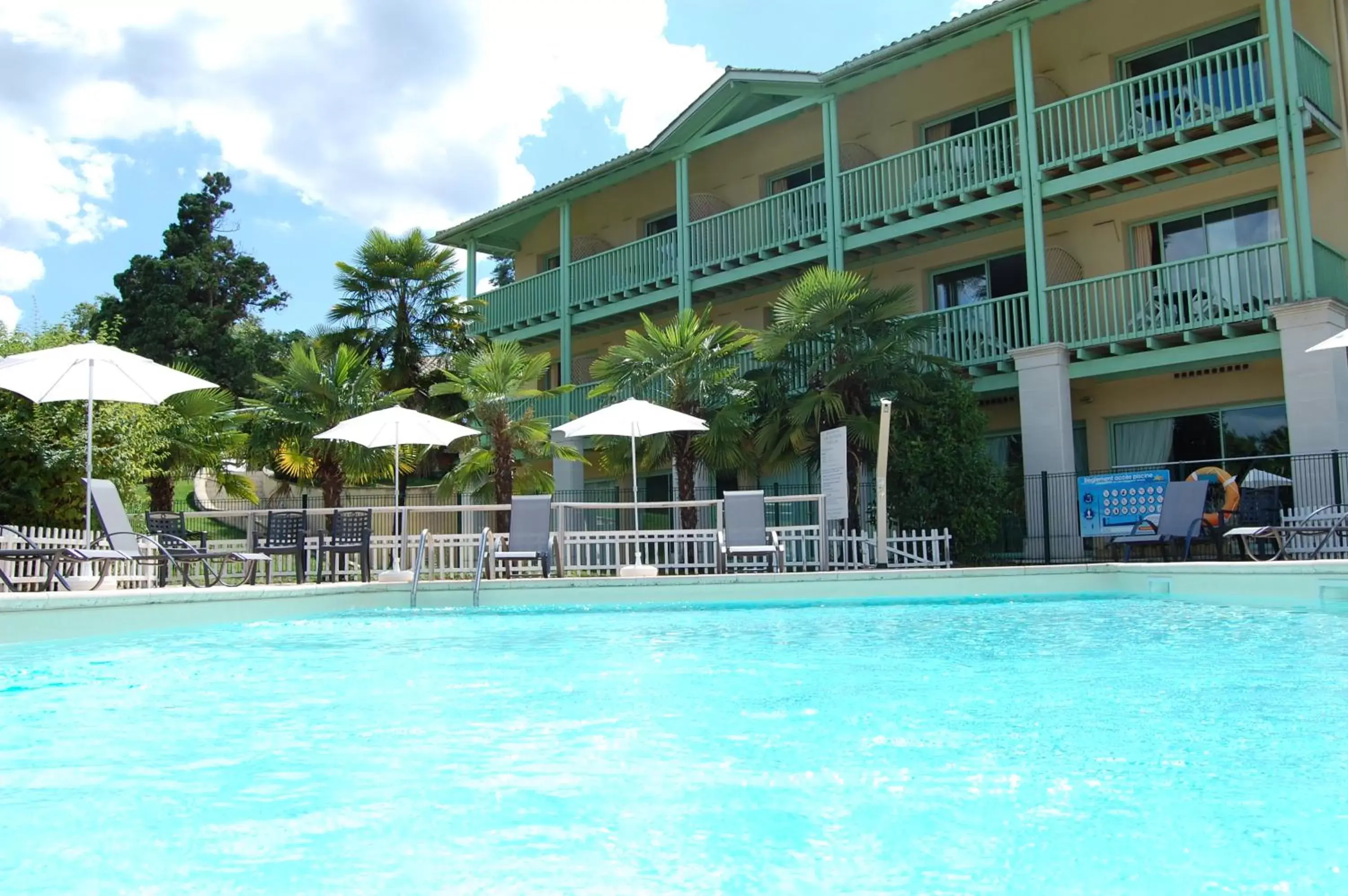 Swimming pool, Property Building in Logis Domaine de Fompeyre