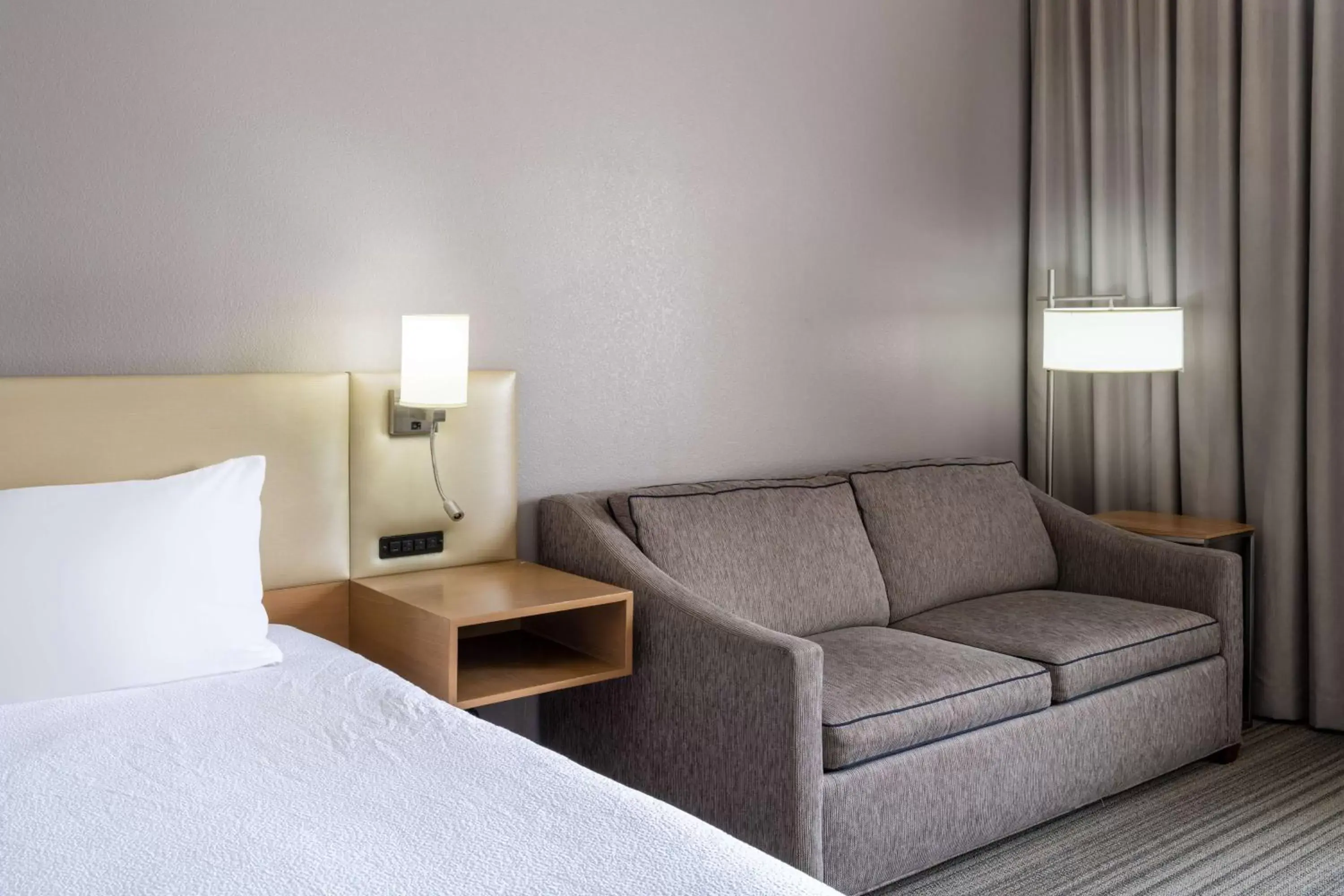 Living room, Seating Area in Hilton Garden Inn Bakersfield