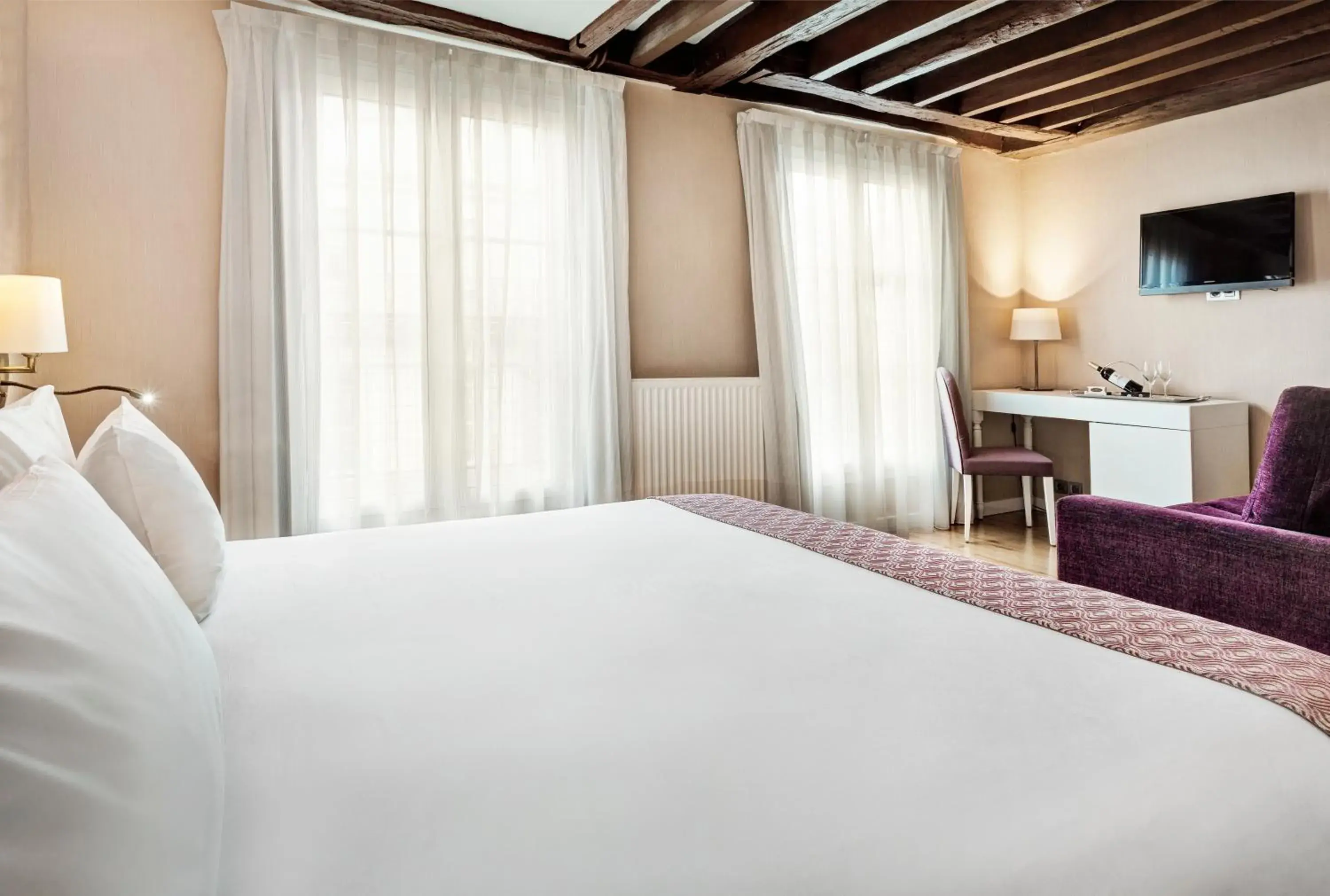 Photo of the whole room, Bed in Exe Paris centre