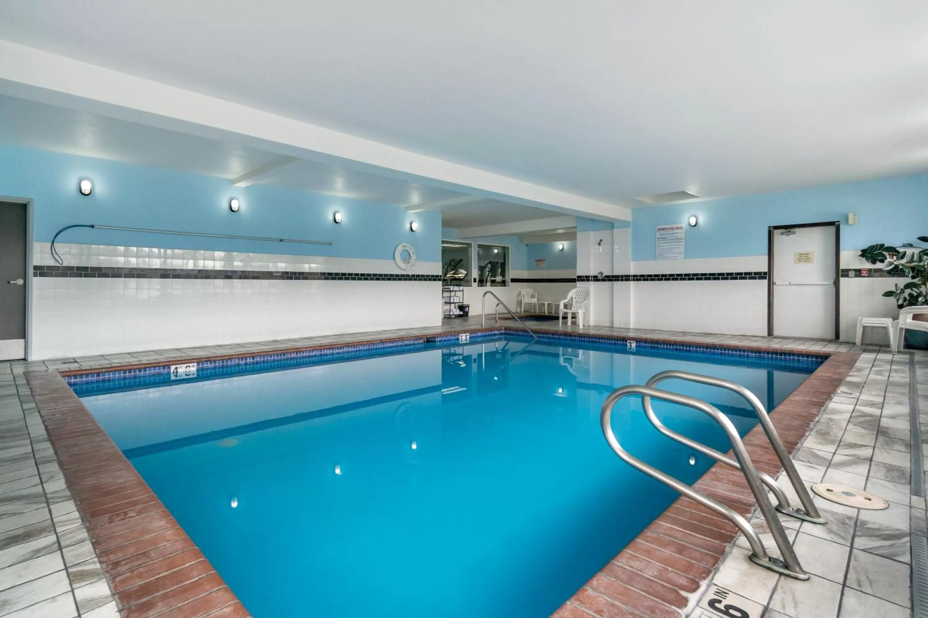 Swimming pool in Comfort Inn Kent - Seattle