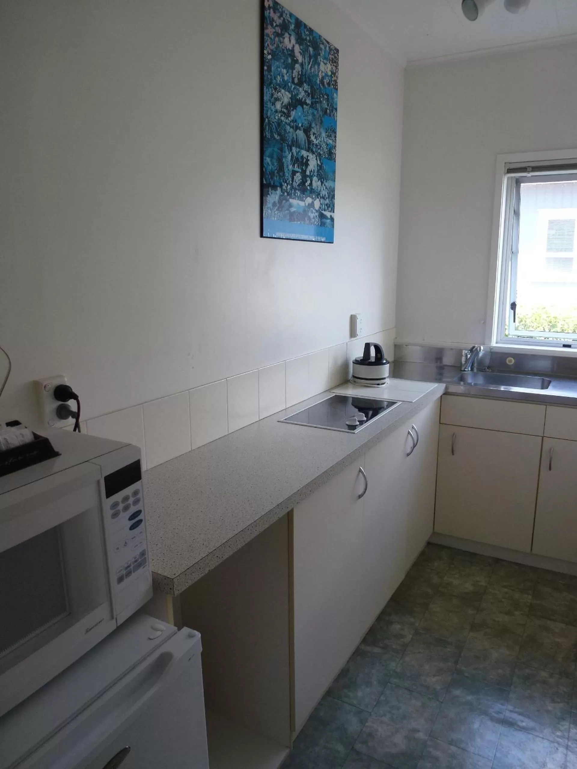 Kitchen or kitchenette in Mana-Nui Motel