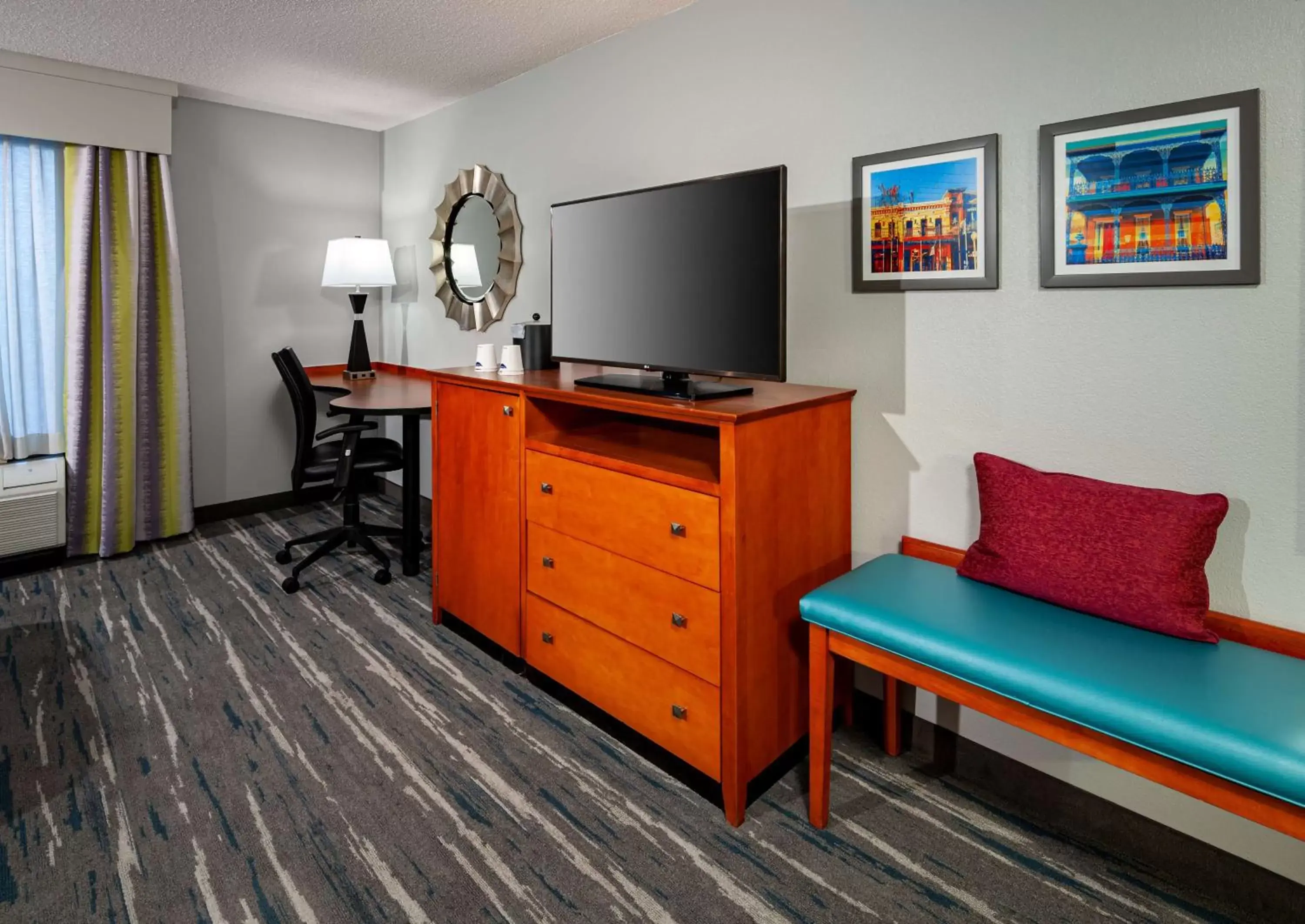 Bedroom, TV/Entertainment Center in Hampton Inn & Suites Mobile I-65@ Airport Boulevard
