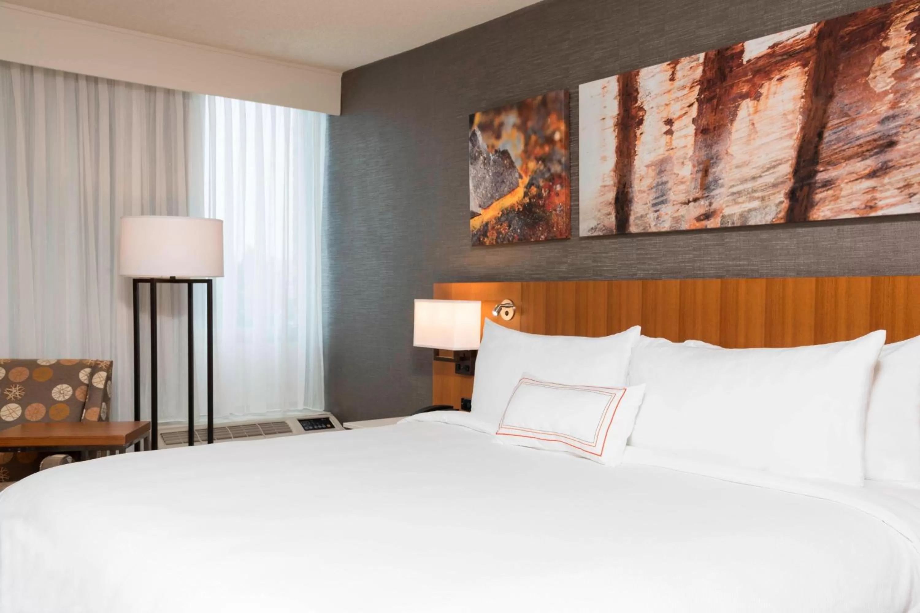 Photo of the whole room, Bed in Delta Hotels by Marriott Grand Rapids Airport