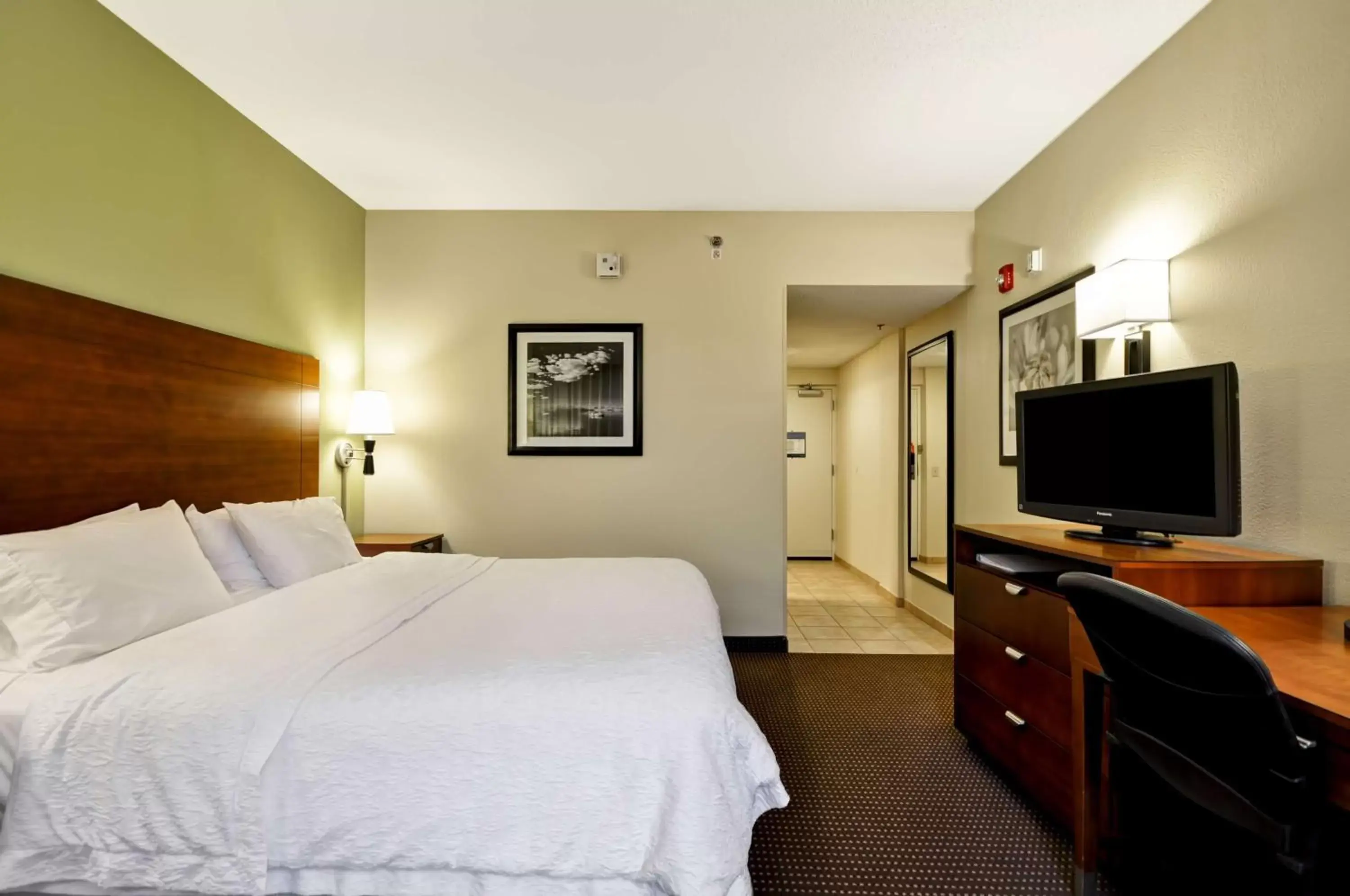 Bed in Hampton Inn Chicago-Gurnee