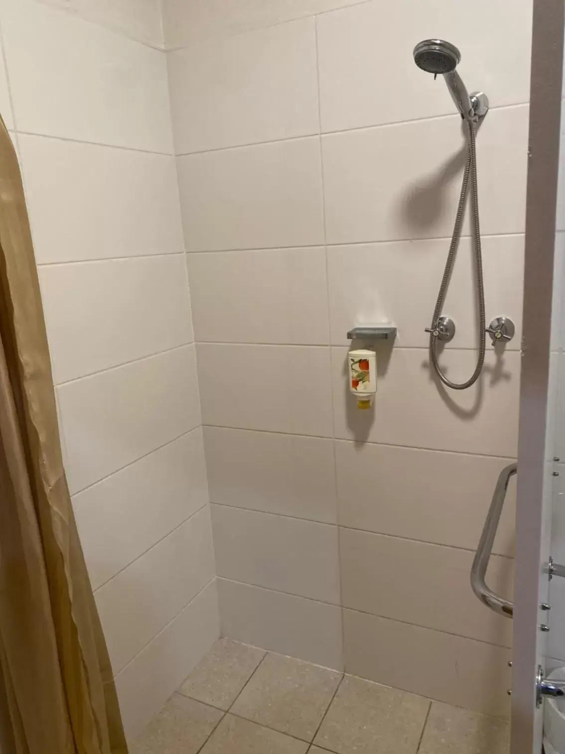Shower, Bathroom in Tollgate Motel