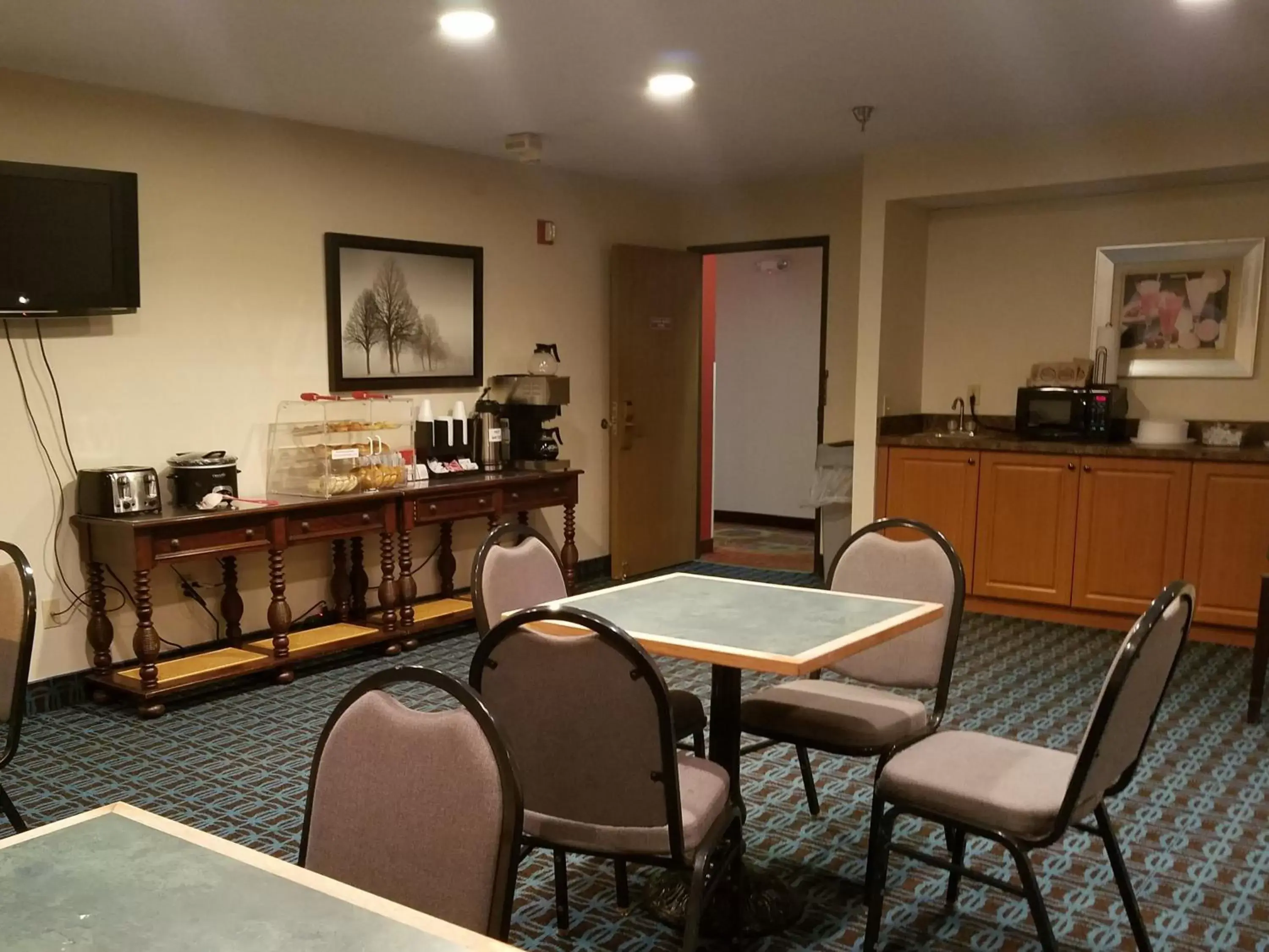 Breakfast, Restaurant/Places to Eat in Country Hearth Inn & Suites - Kenton