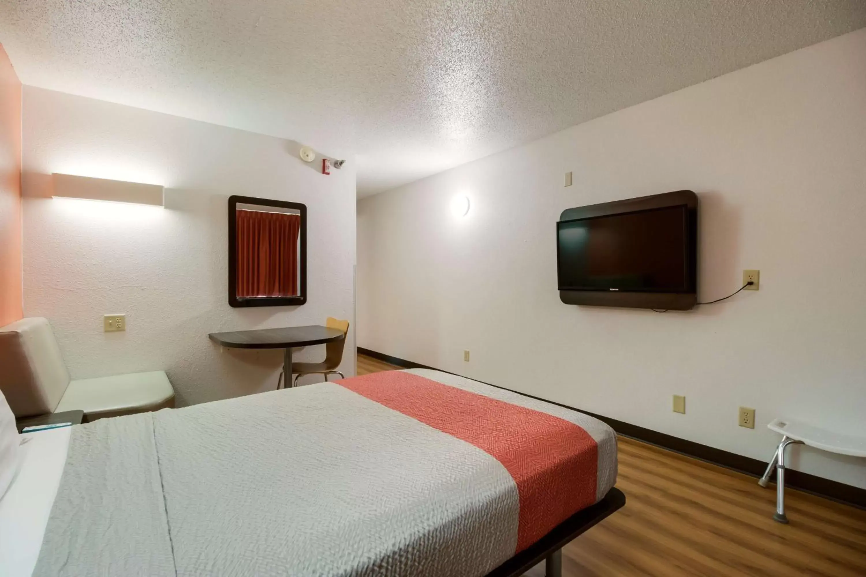 Photo of the whole room, TV/Entertainment Center in Motel 6-Davenport, IA