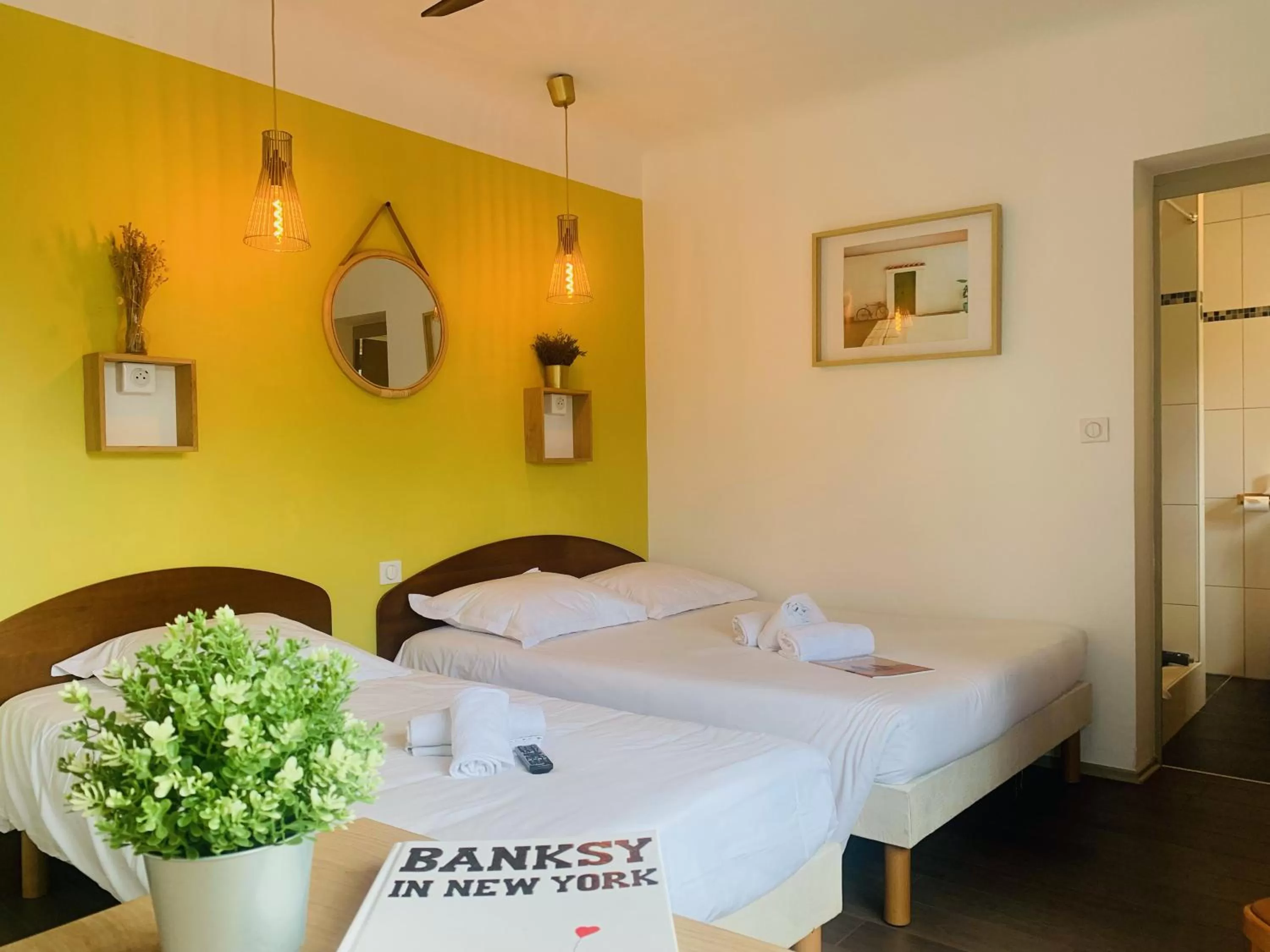 Bathroom, Bed in Hotel Bistrot FINE