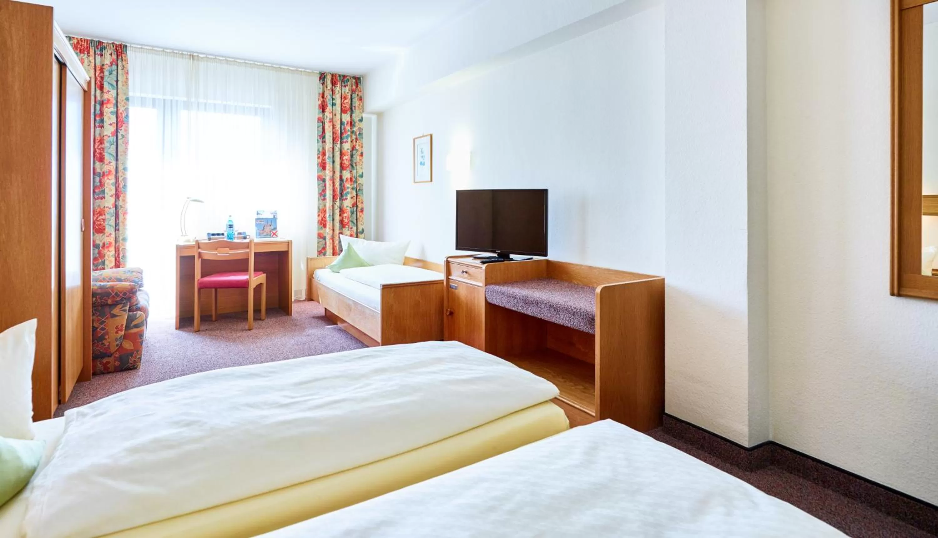 Photo of the whole room, Bed in Hotel Merian Rothenburg