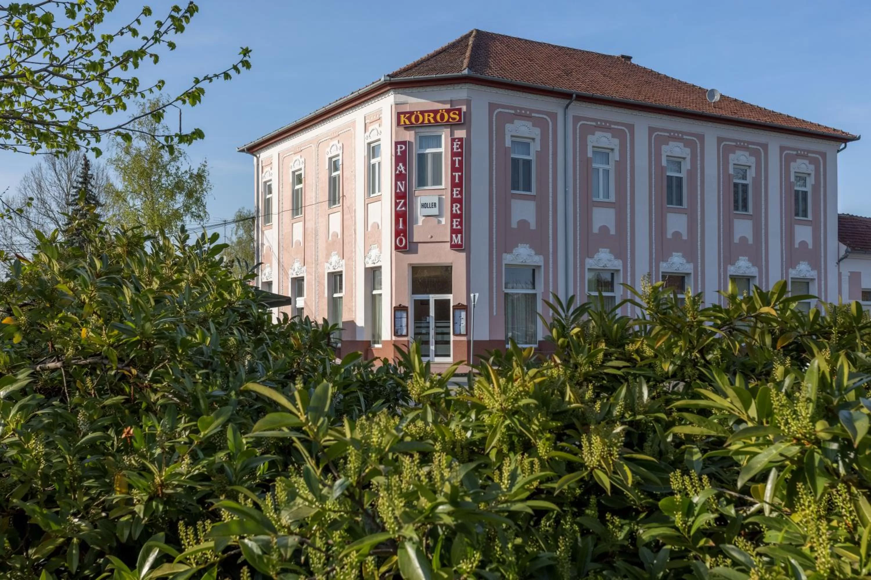 Property building in Körös Panzió és Étterem