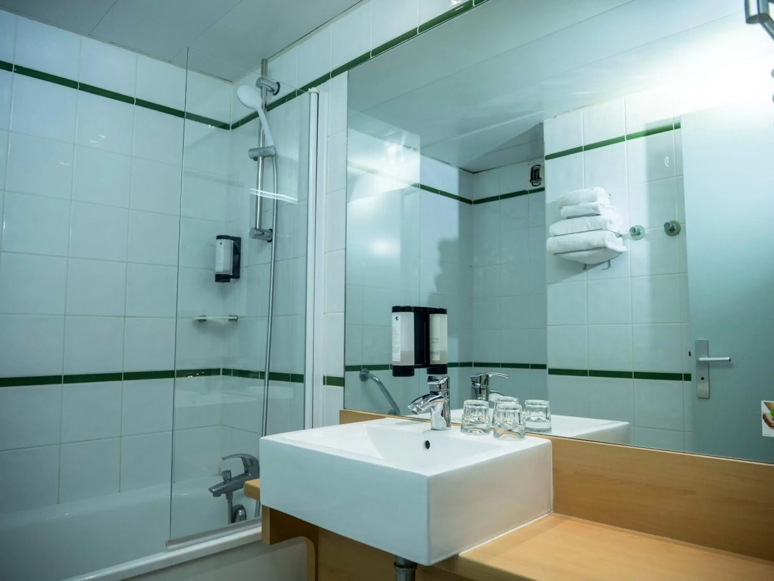 Bathroom in Logis Hotel Restaurant Uzès Pont du Gard