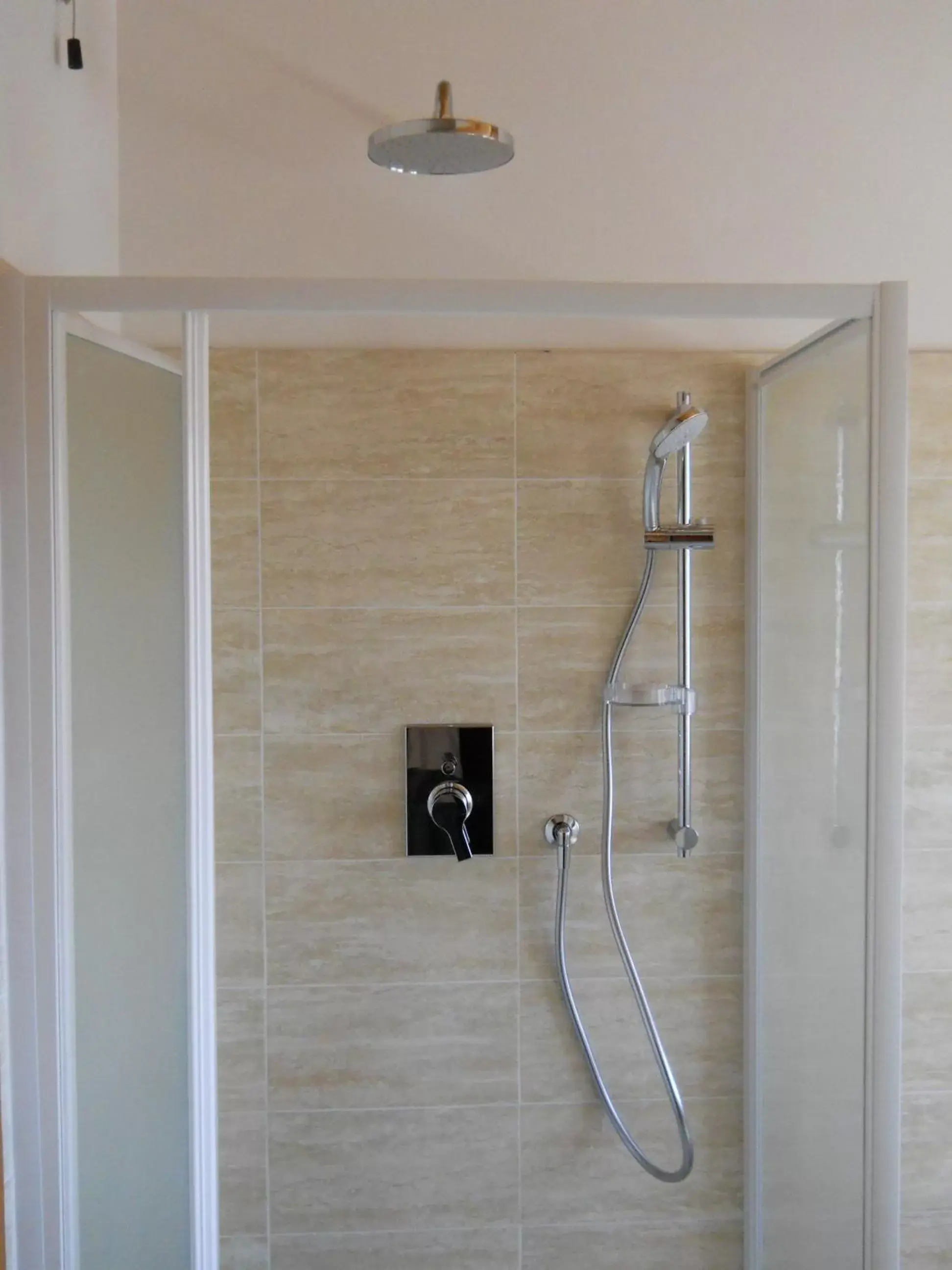 Shower, Bathroom in Hotel Favorita