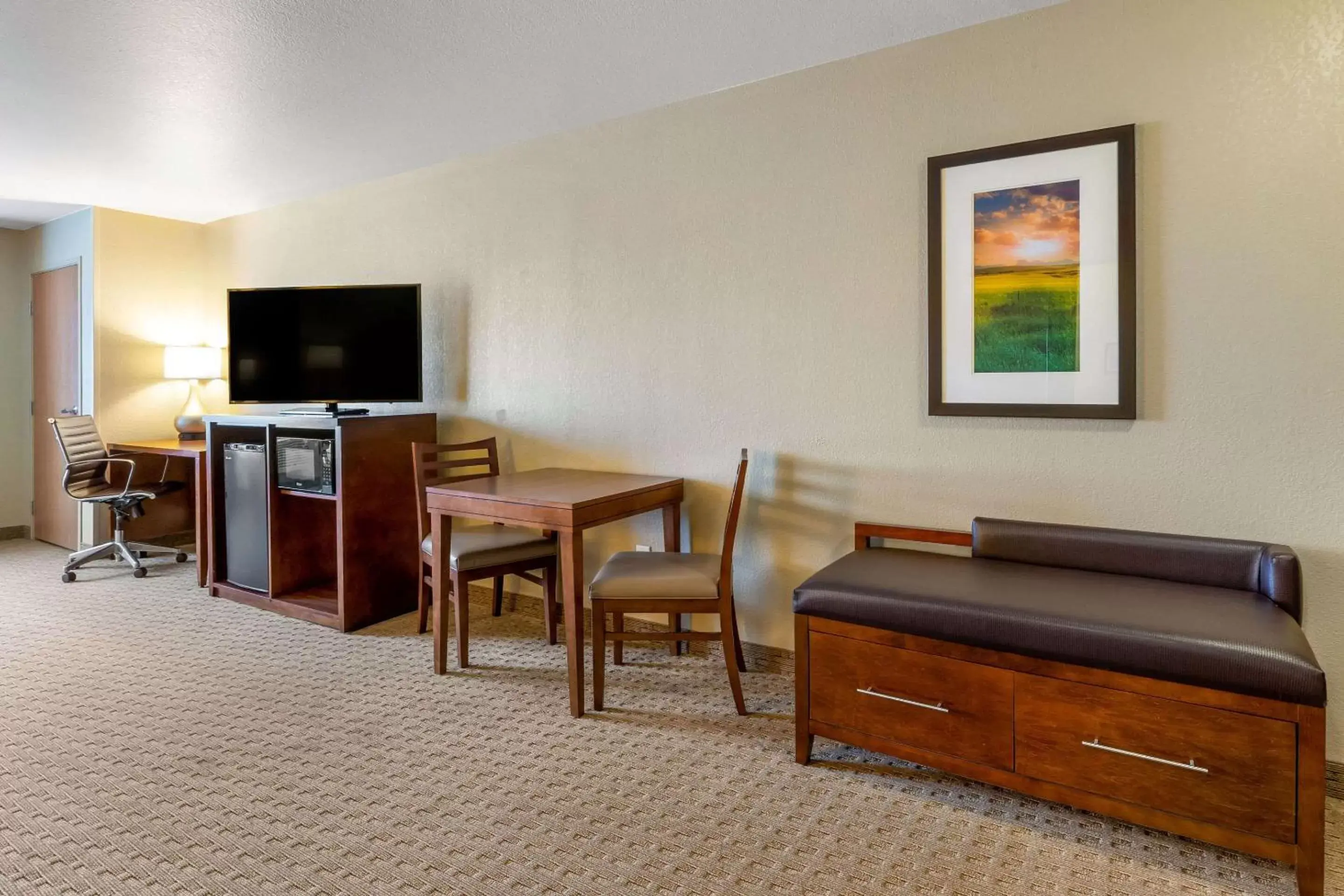 Photo of the whole room, TV/Entertainment Center in Comfort Suites Burlington