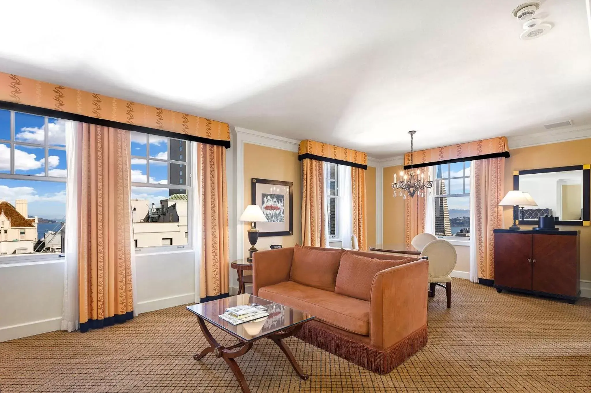 Photo of the whole room, Seating Area in InterContinental Mark Hopkins San Francisco, an IHG Hotel