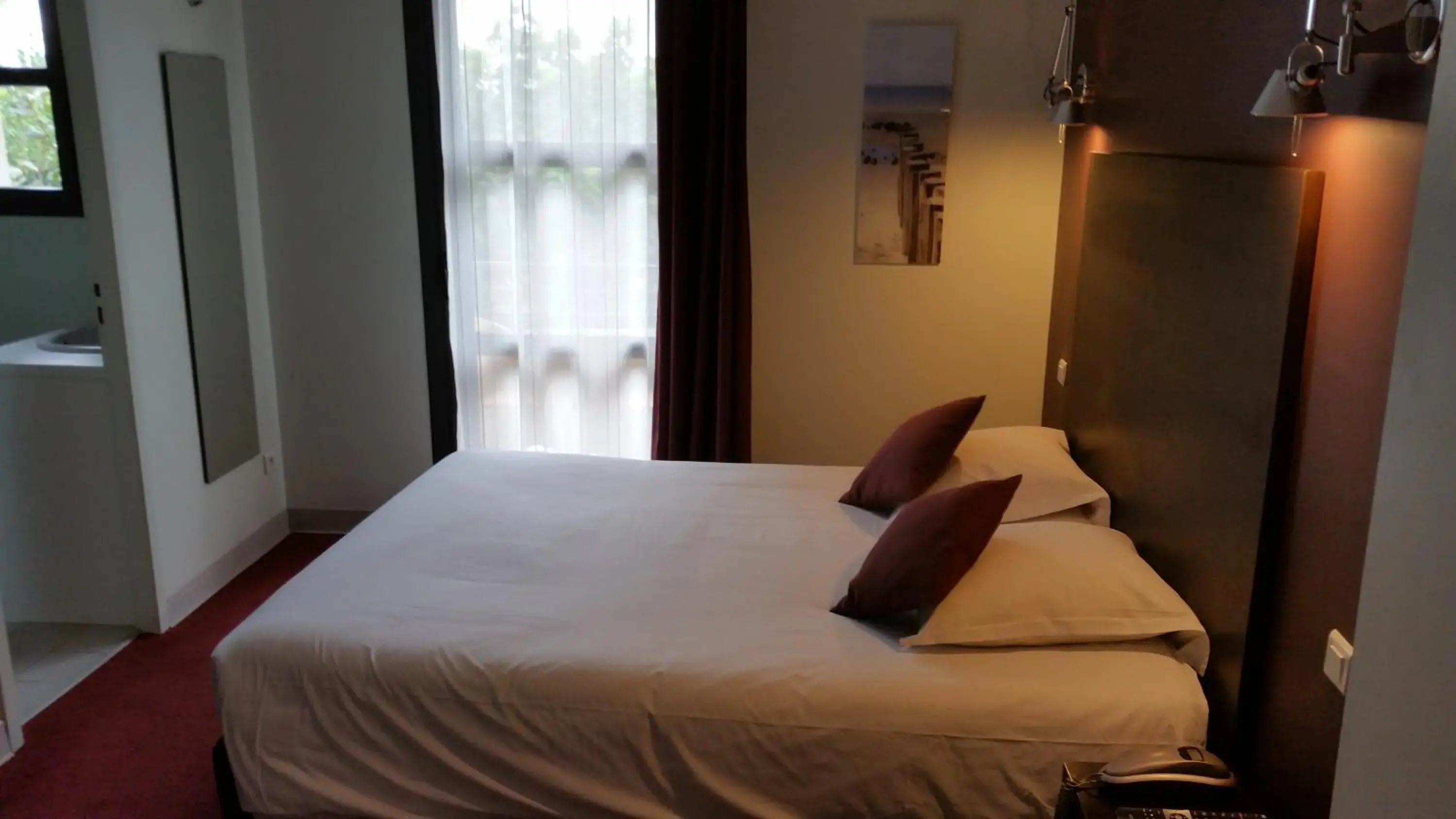 Bed in Hotel Canal Aigues Mortes